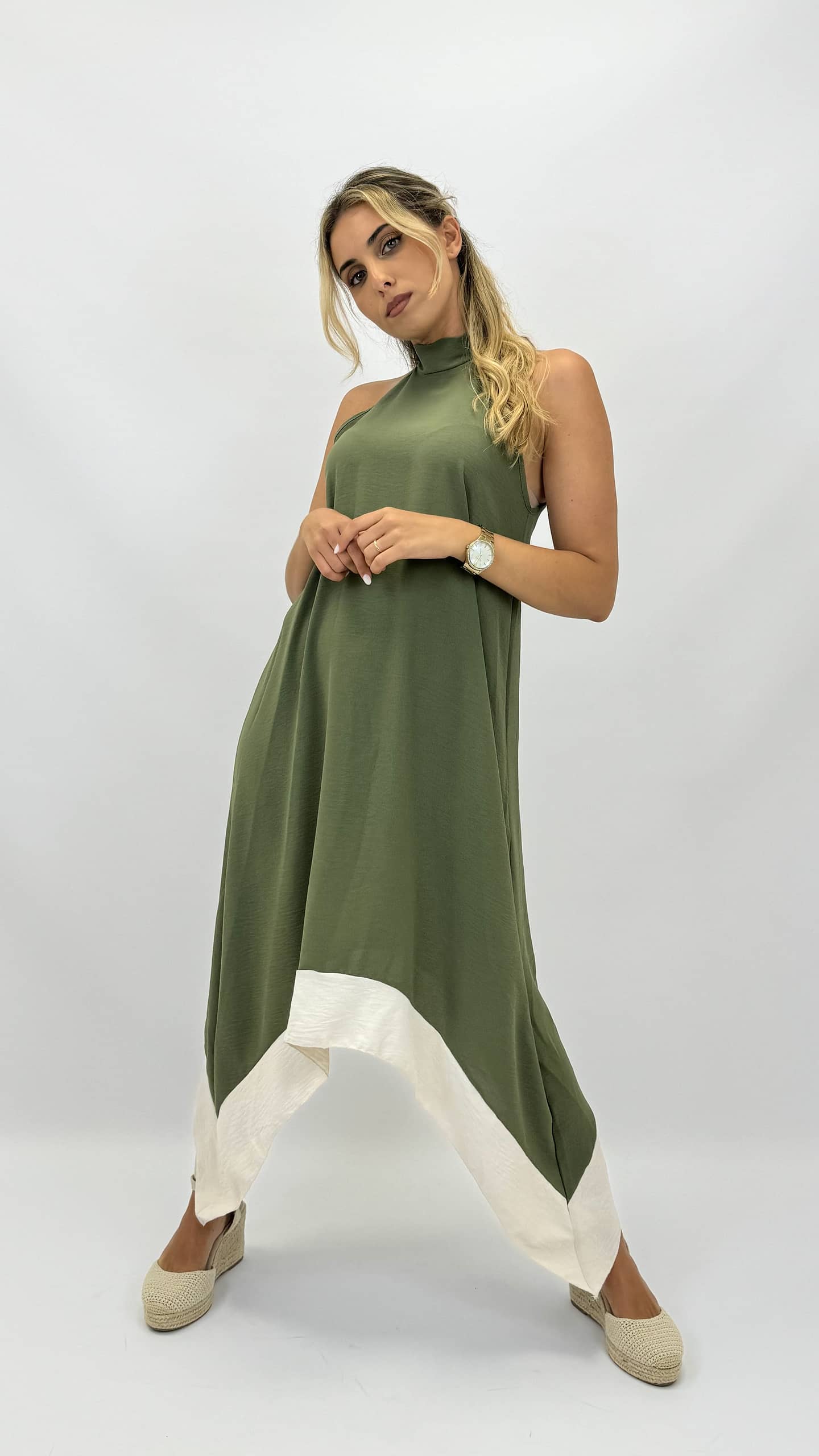 Vestido verde assimétrico com barra branca