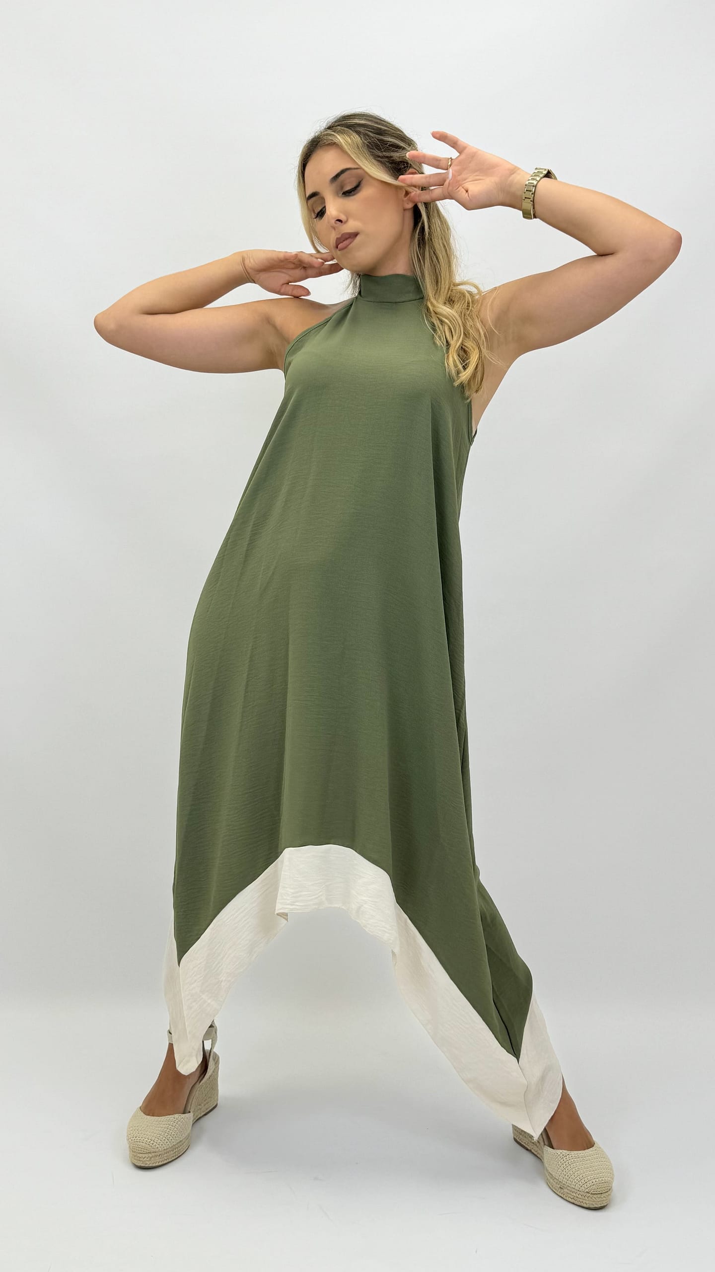 Vestido verde assimétrico com barra branca