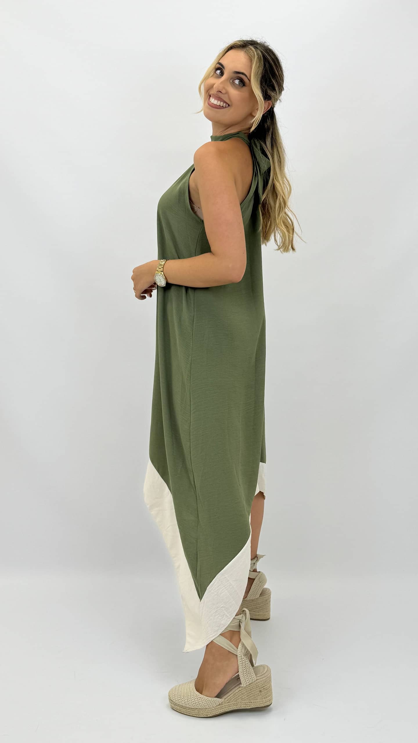 Vestido verde assimétrico com barra branca