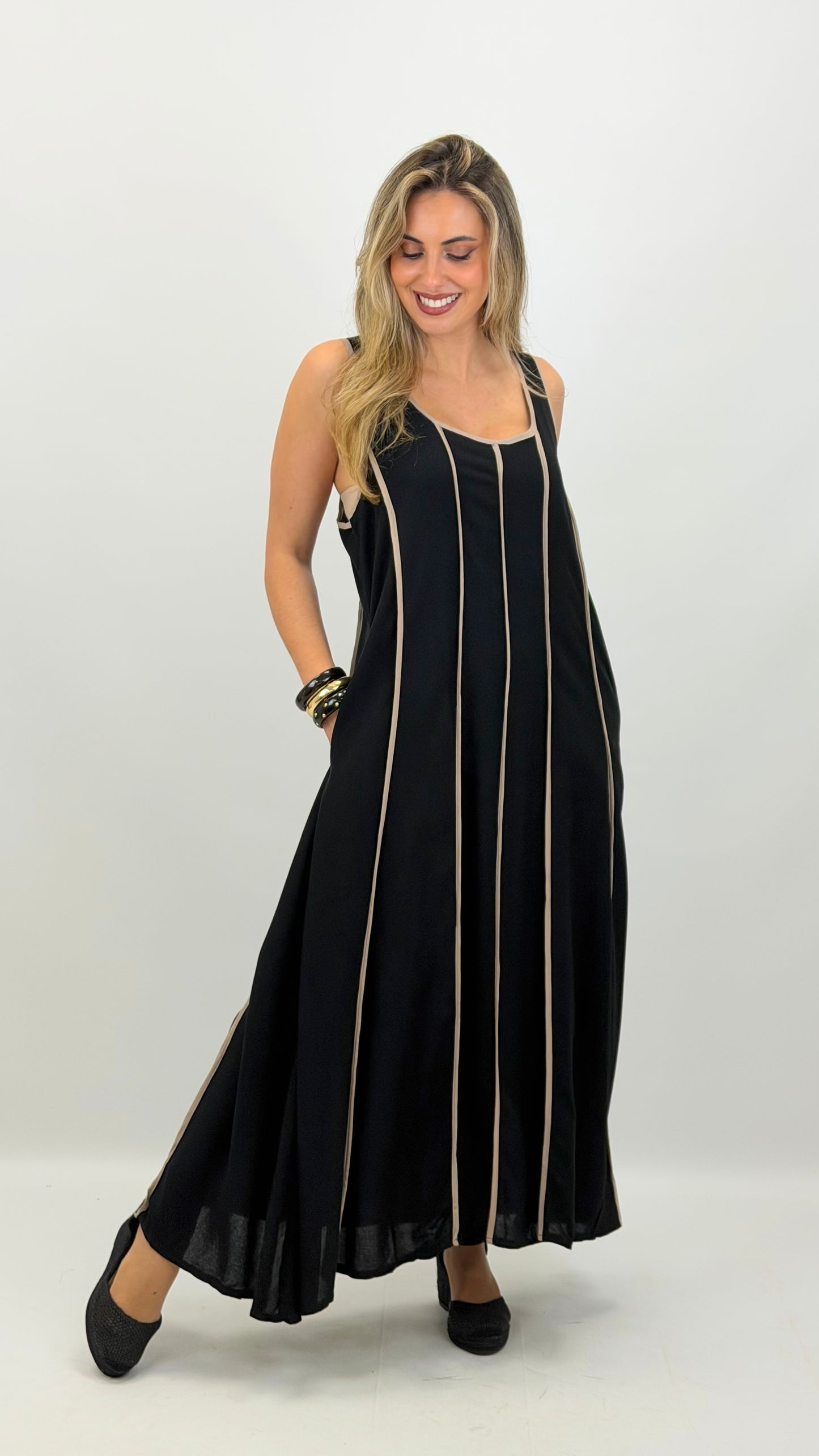 Vestido cavado preto com nervuras taupe
