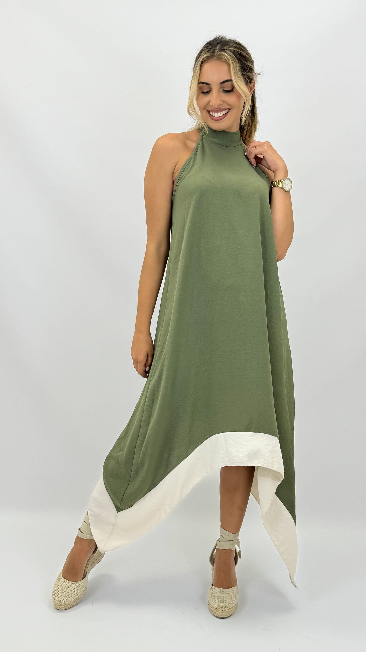 Vestido verde assimétrico com barra branca