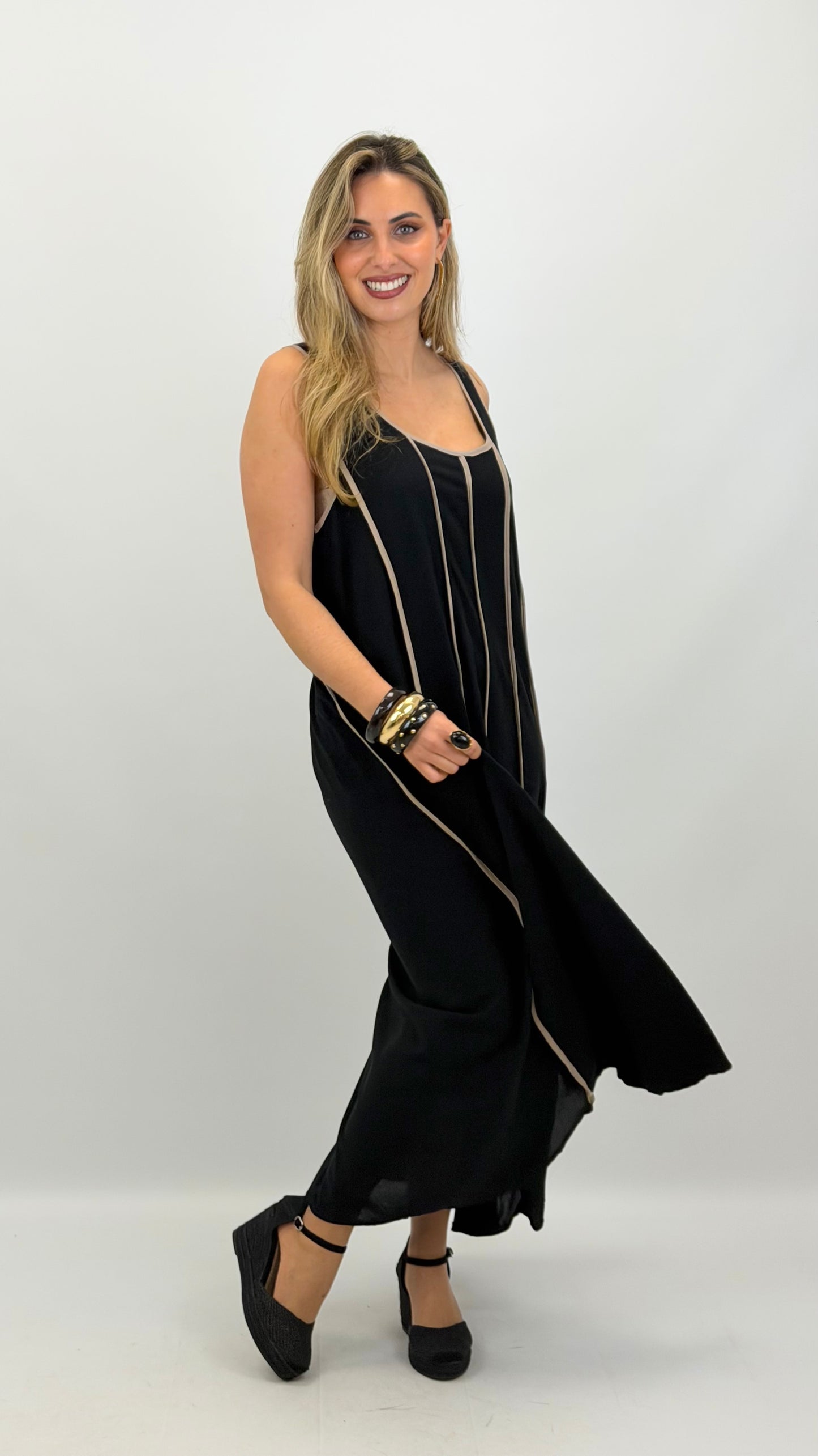 Vestido cavado preto com nervuras taupe