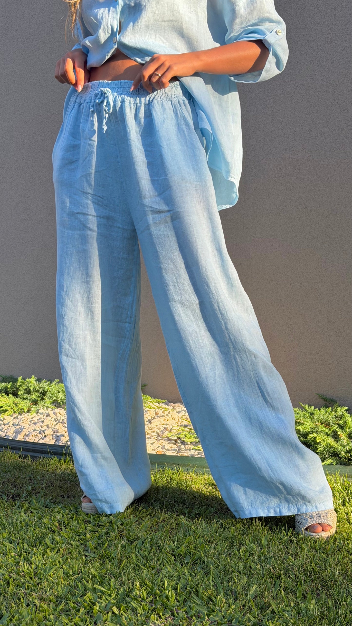 Calça linho azul-bebé