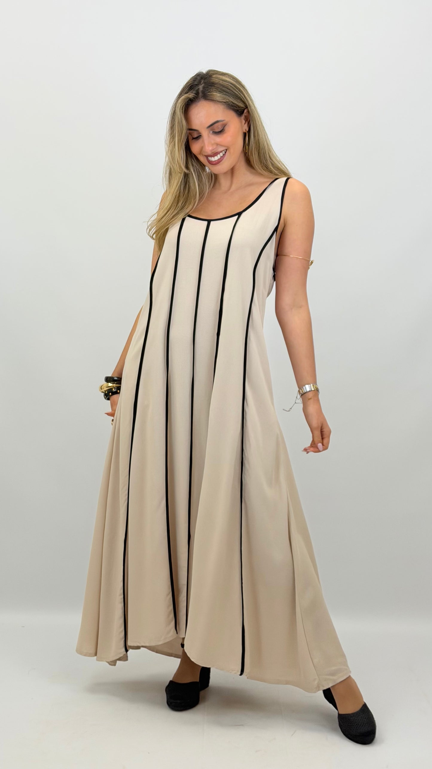 Vestido cavado creme com nervuras preto
