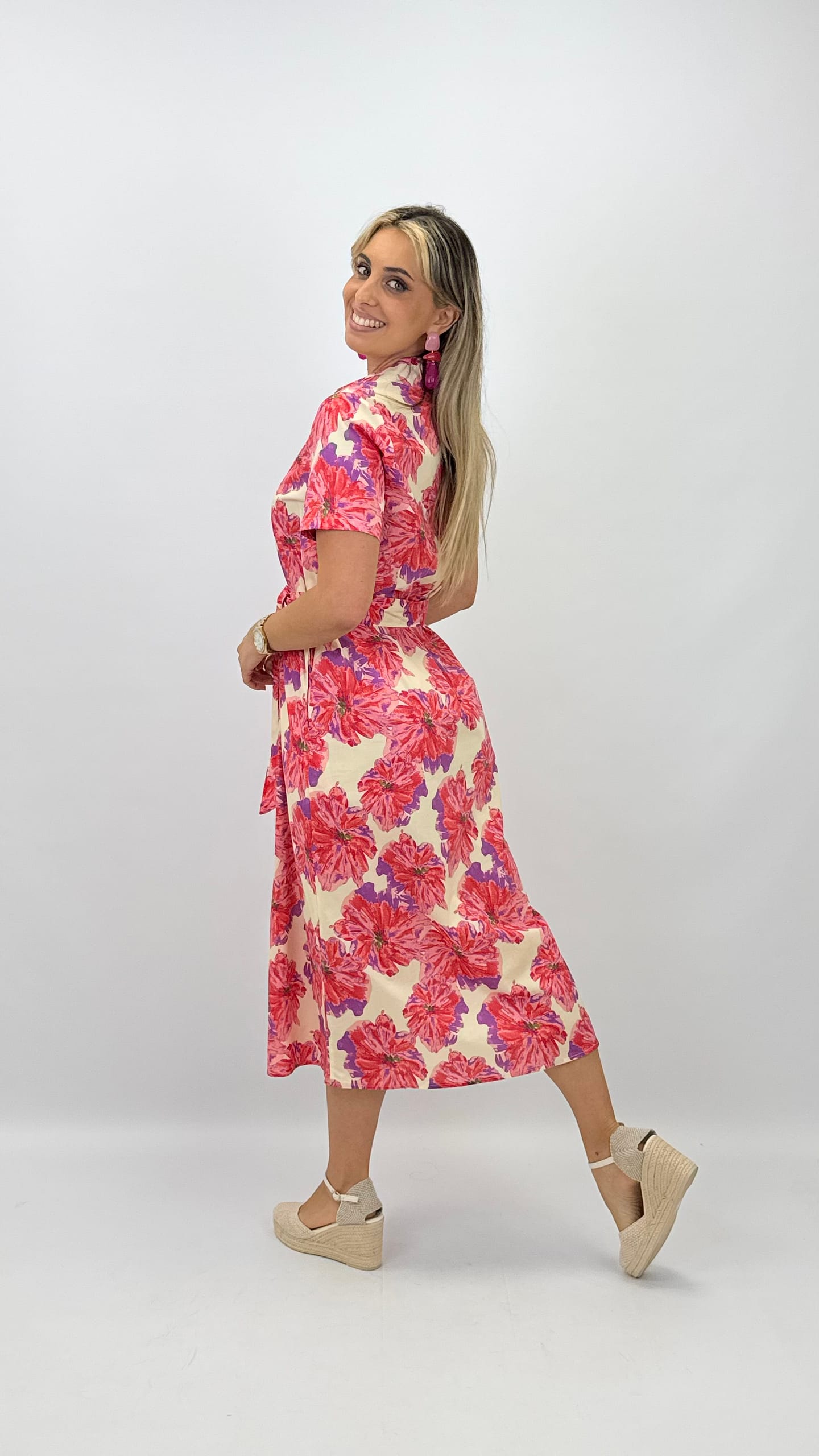 Vestido estampado floral tons laranja e lilás