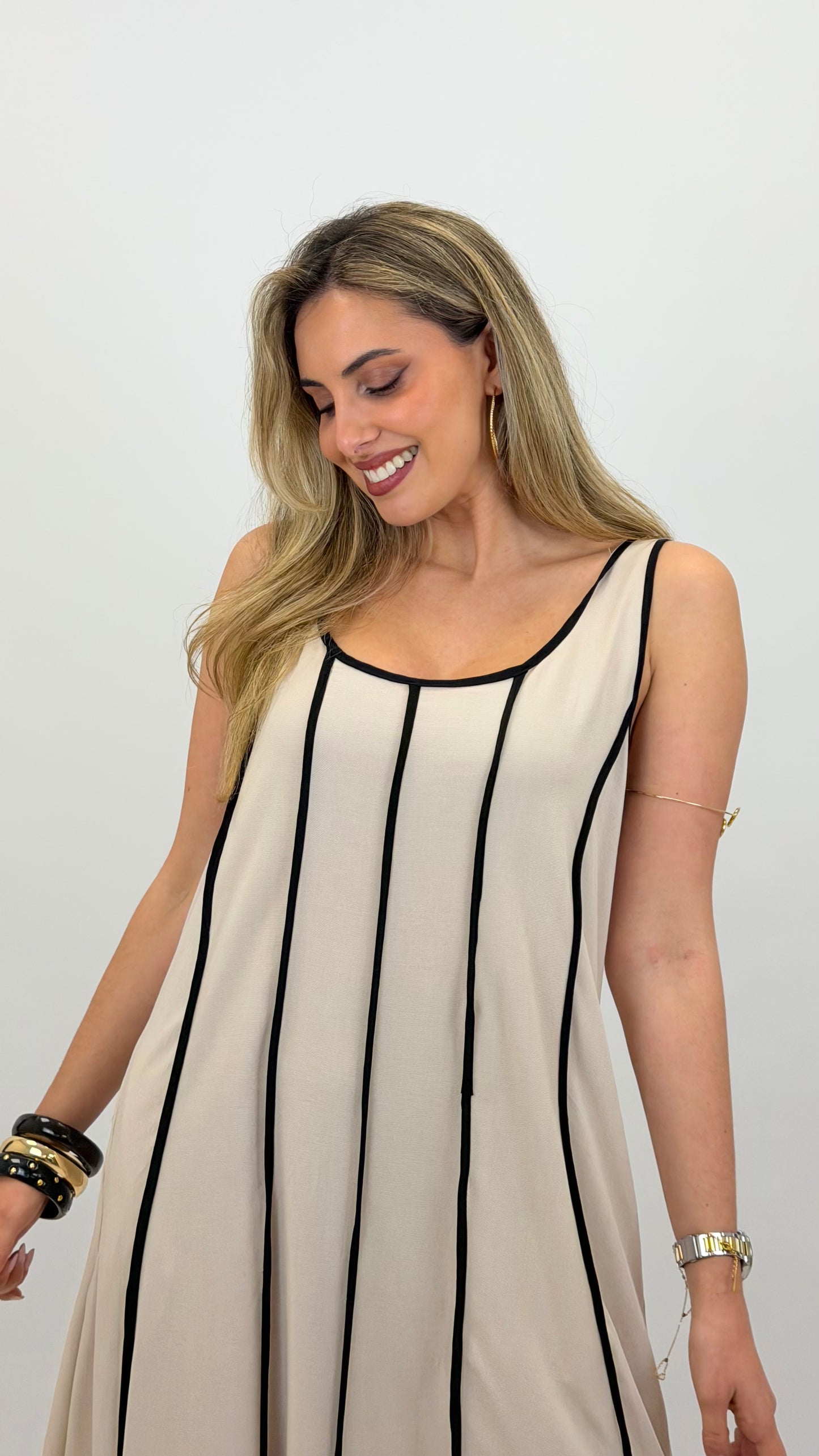 Vestido cavado creme com nervuras preto