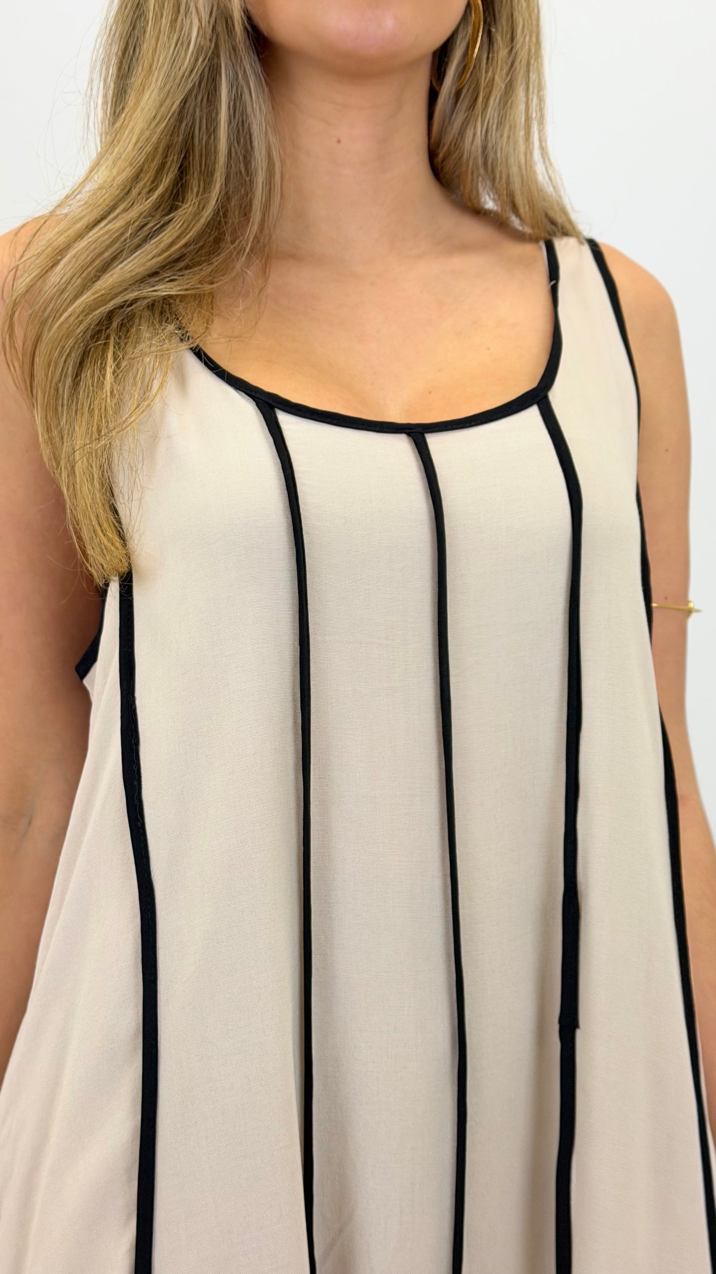 Vestido cavado creme com nervuras preto