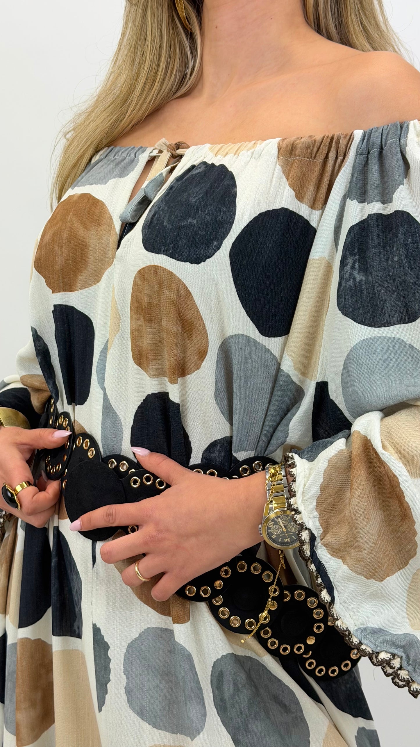 Vestido decote elástico com estampado bolas tons terra