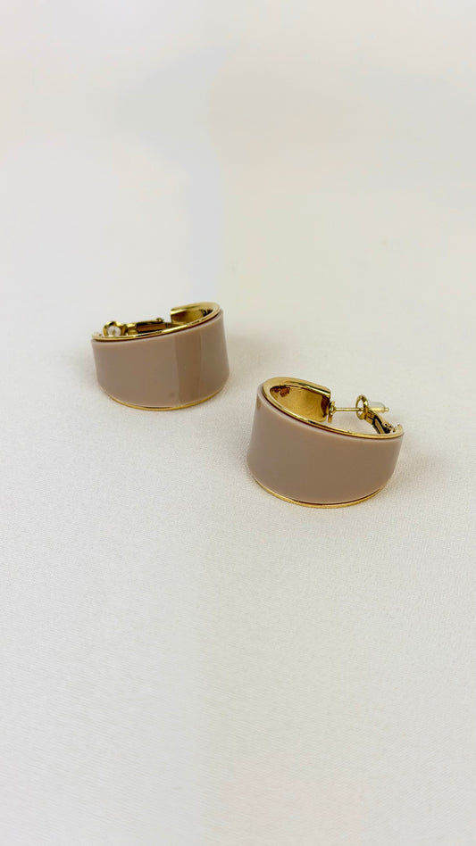 Brincos argolas bege e dourado