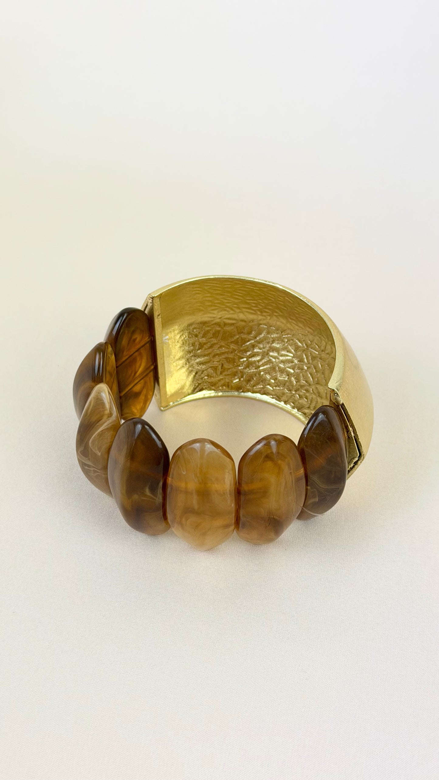 Pulseira acrilico estilo ambar e dourado