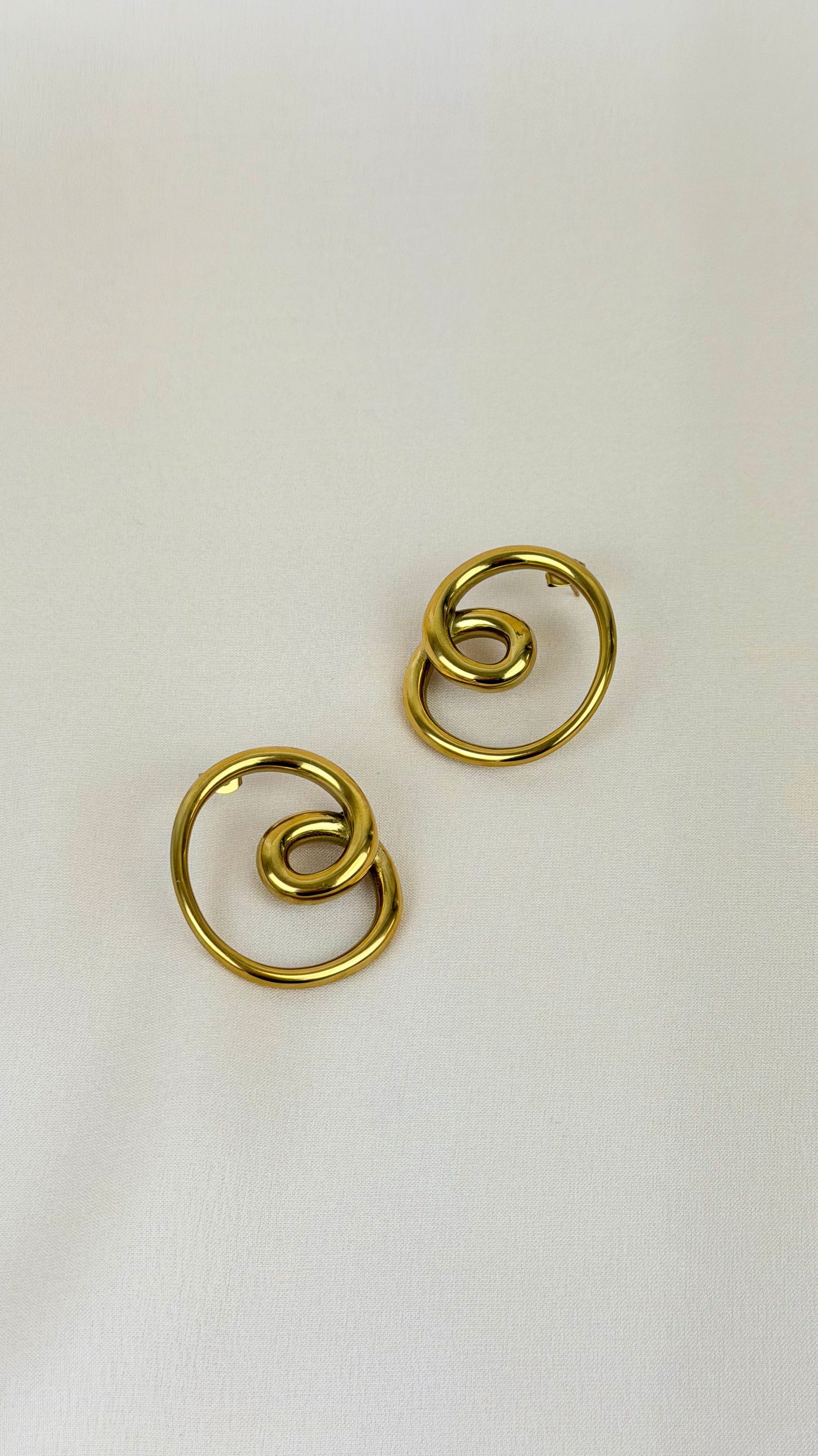 Brincos aço espiral dourado