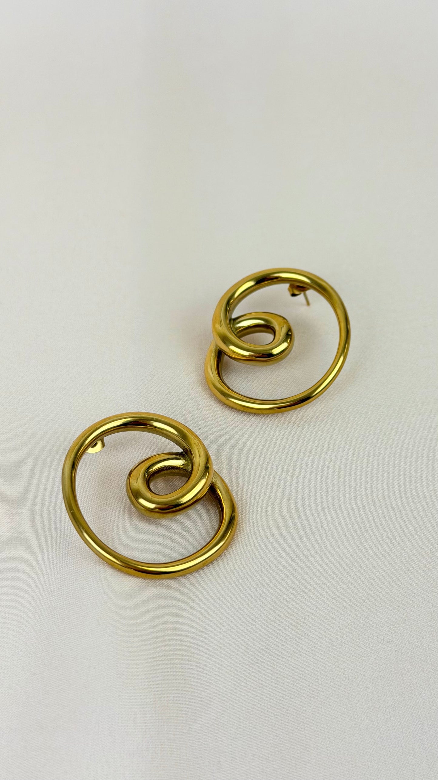Brincos aço espiral dourado