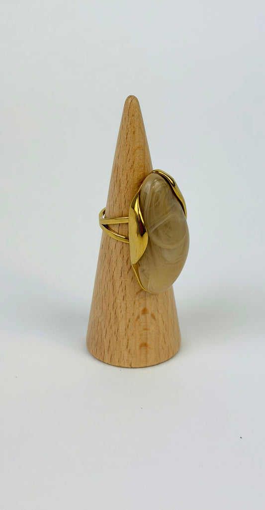 Anel aço dourado pedra bege