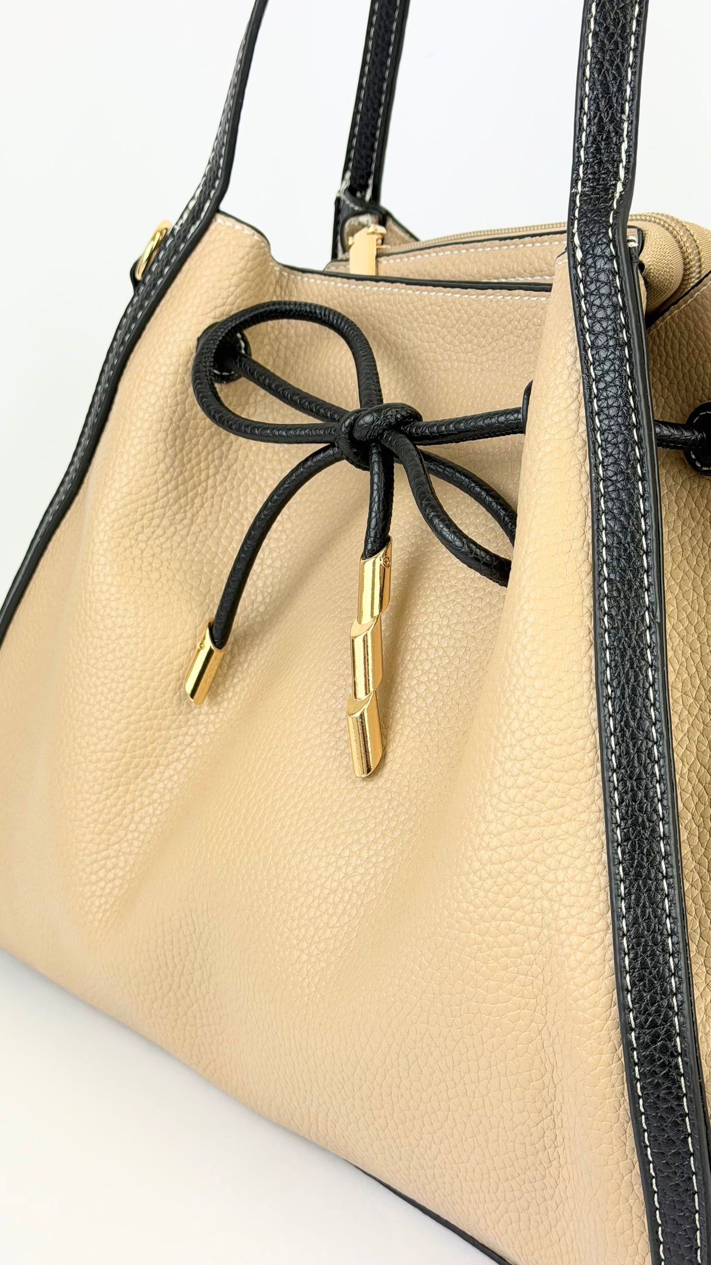 Carteira eco-pele taupe com debruado em preto