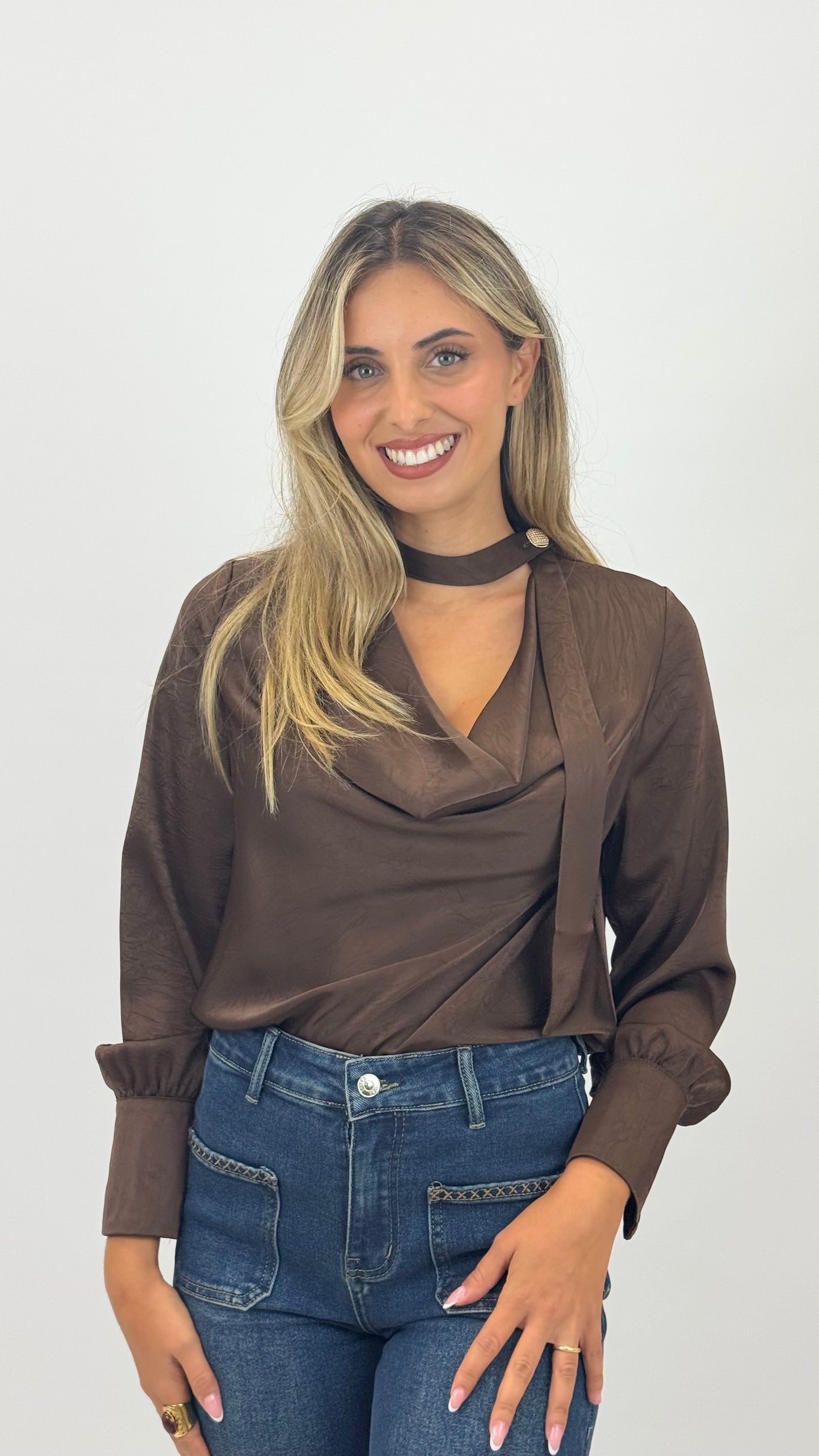Blusa acetinada castanho detalhe decote