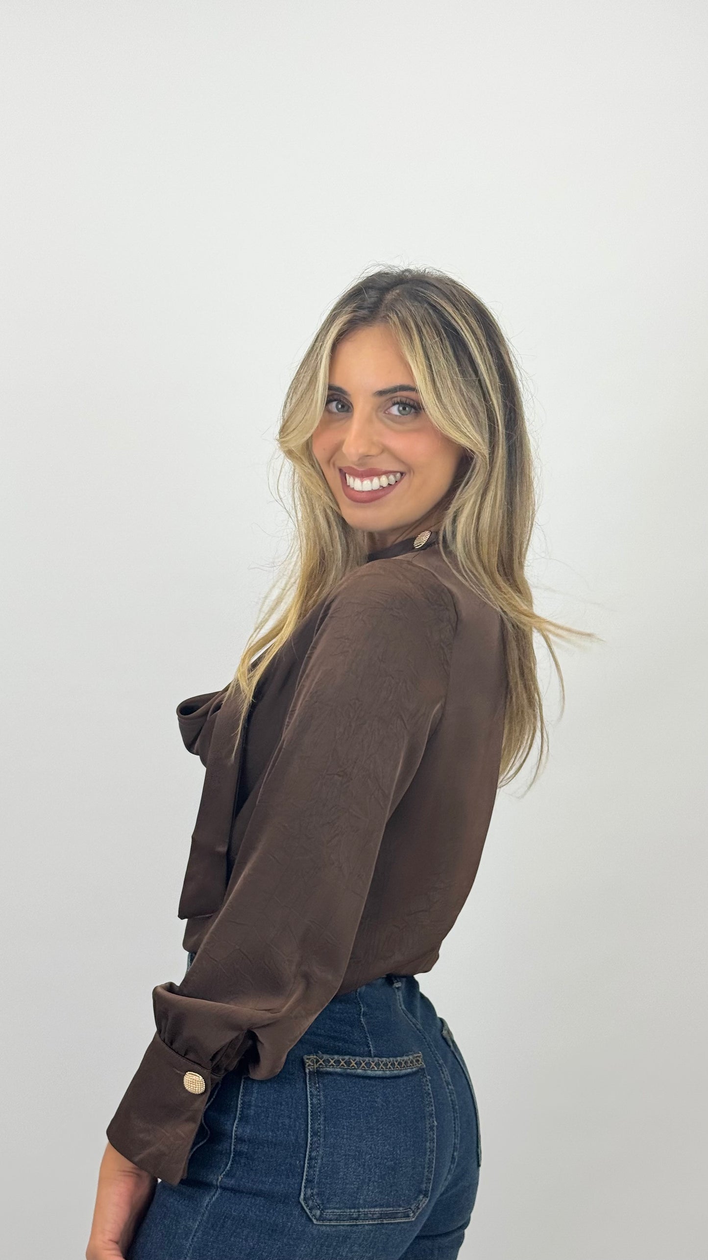 Blusa acetinada castanho detalhe decote