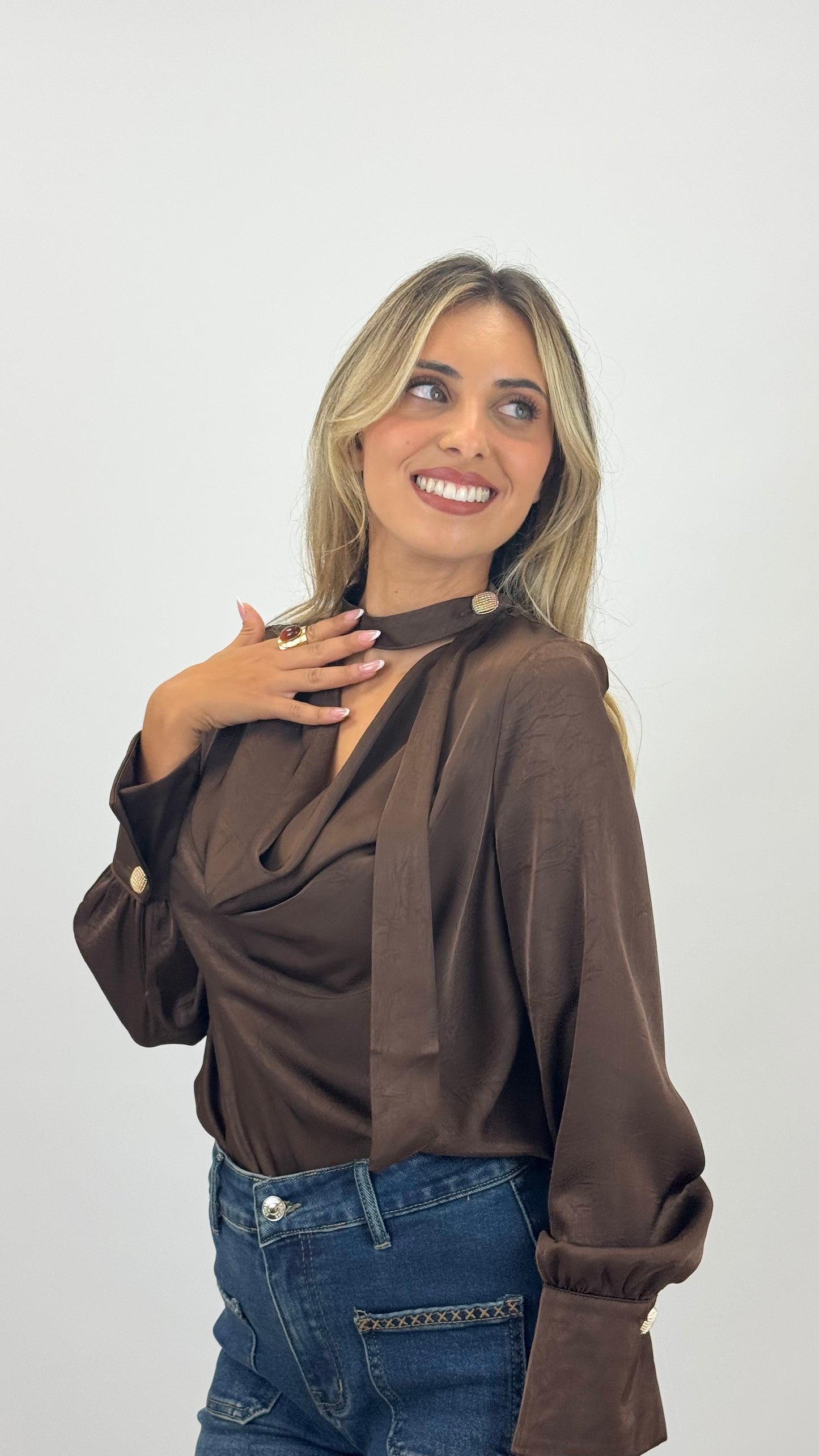 Blusa acetinada castanho detalhe decote