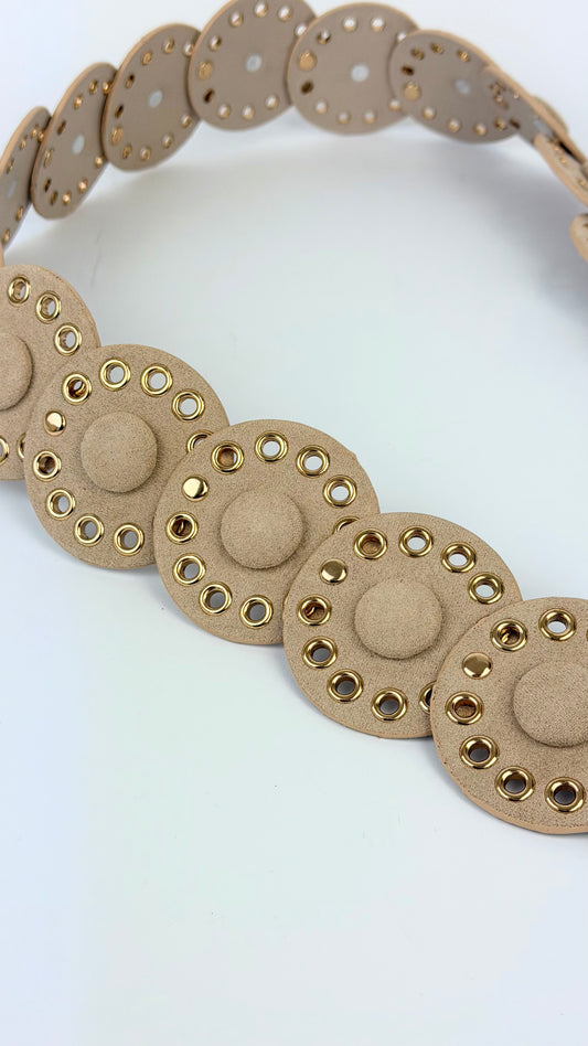 Cinto estilo camurça bege com detalhes dourados