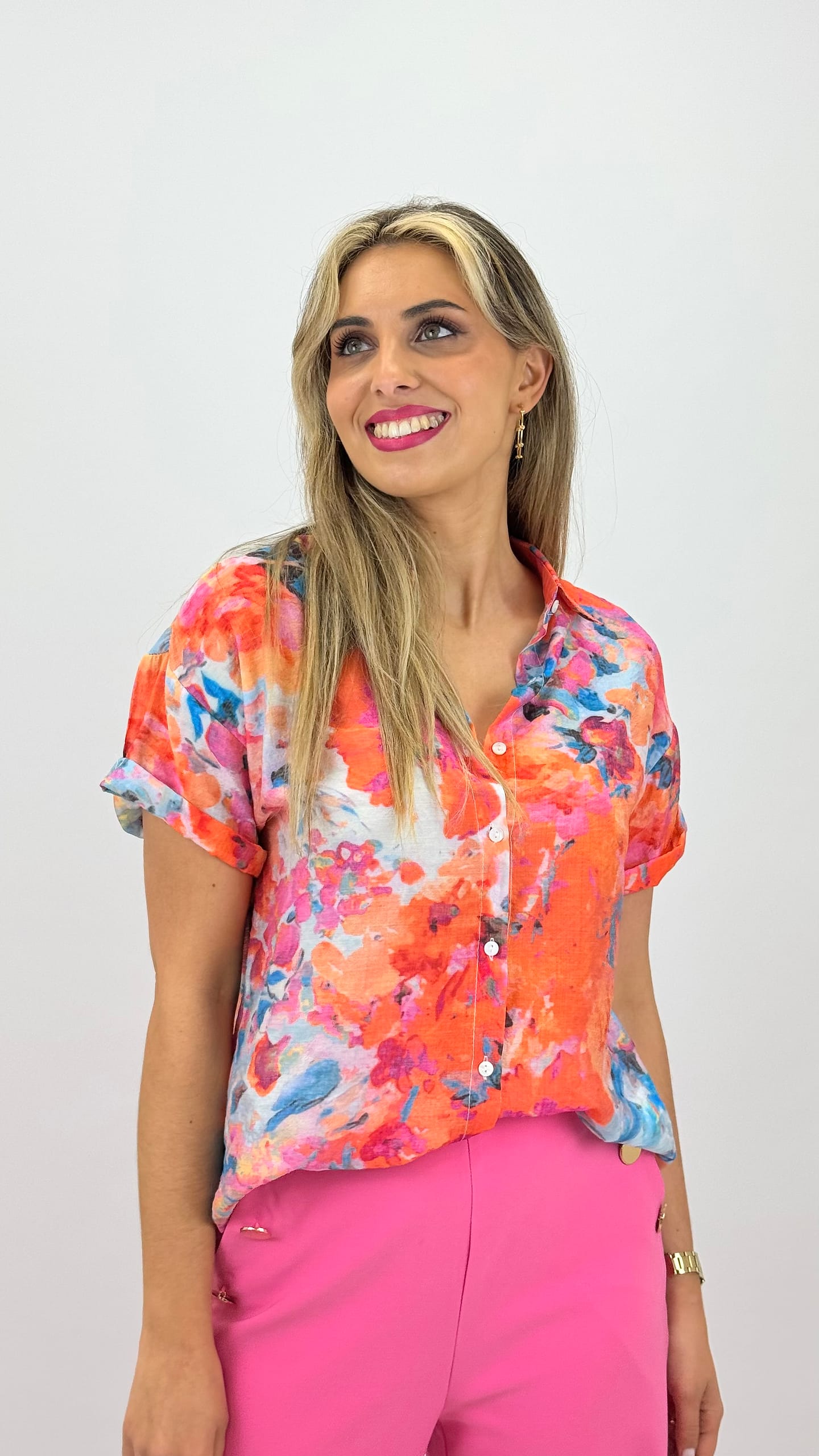 Blusa estampado abstrato tons laranja e azul