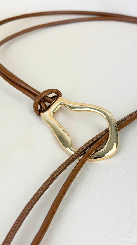 Cinto em pele genuína corda camel e fivela dourada