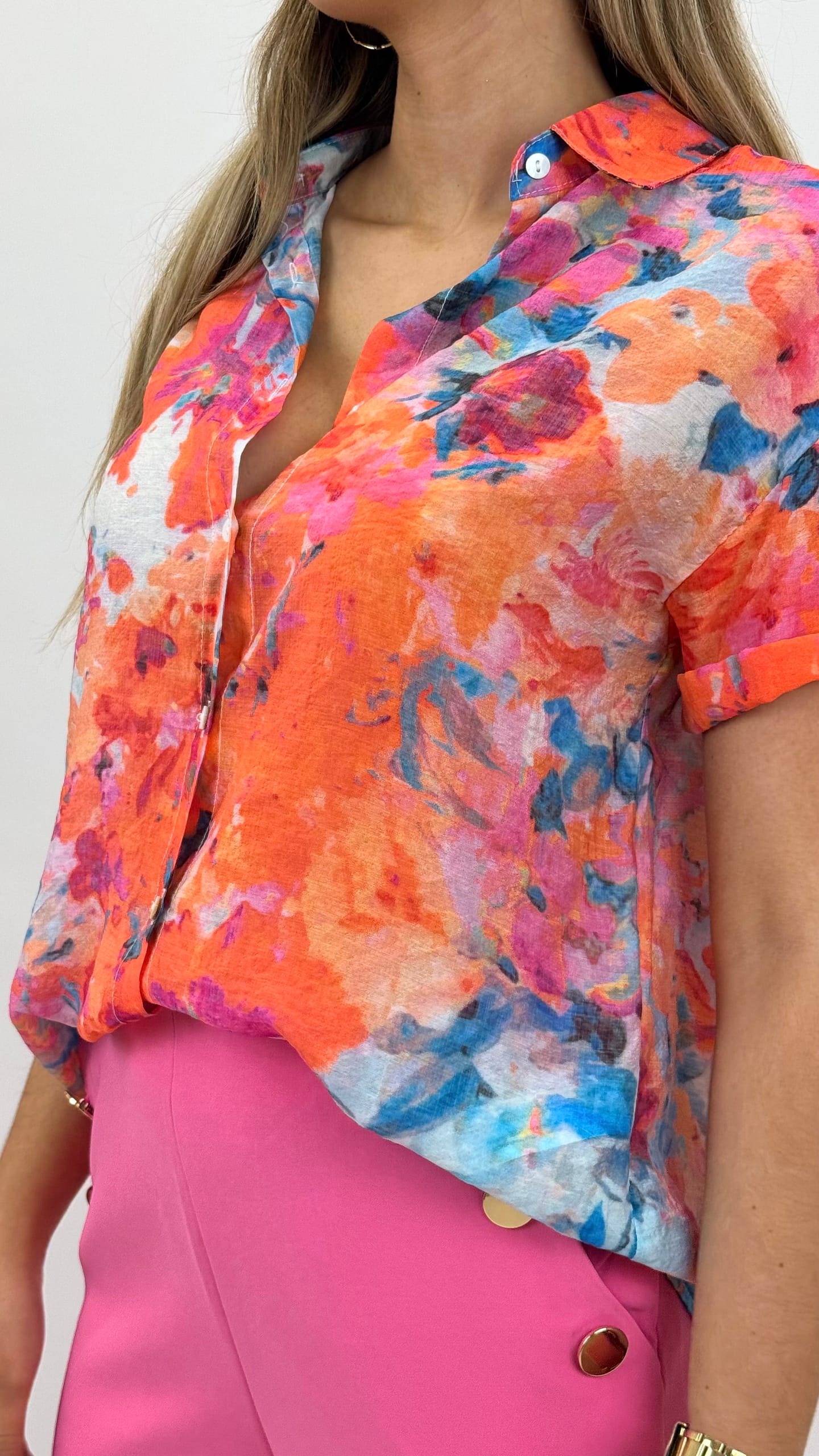 Blusa estampado abstrato tons laranja e azul