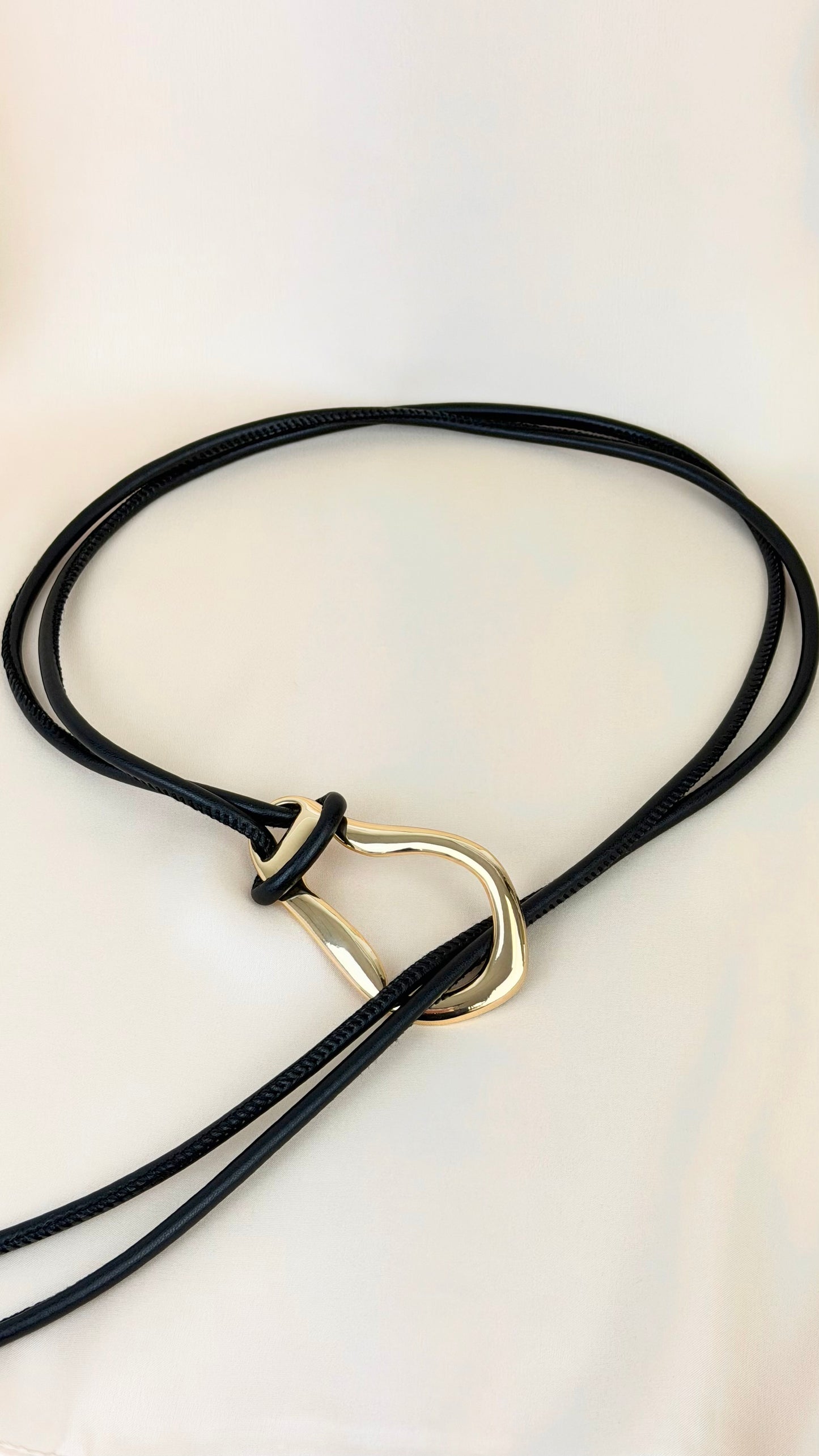 Cinto em pele genuína corda preto e fivela dourada