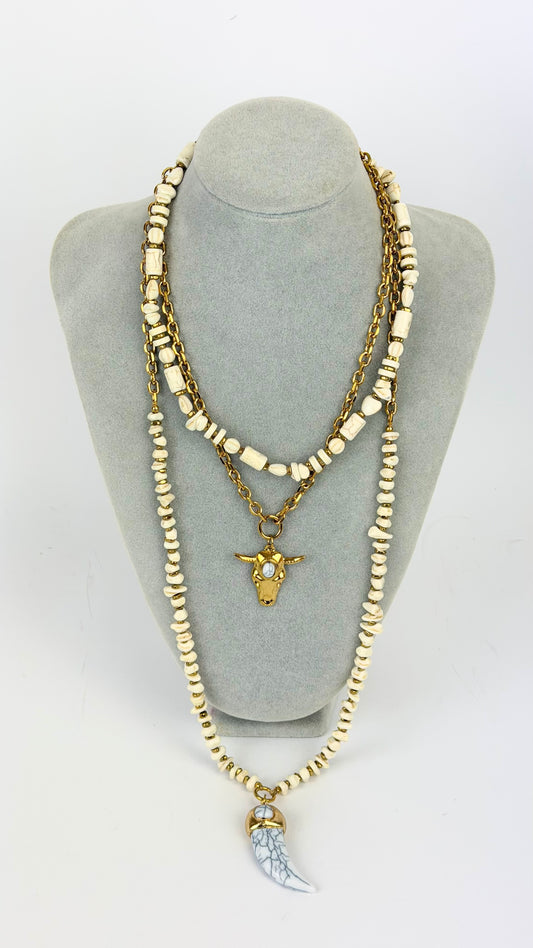 Colar aço e acrílicos estilo osso pérola com pendente dourado