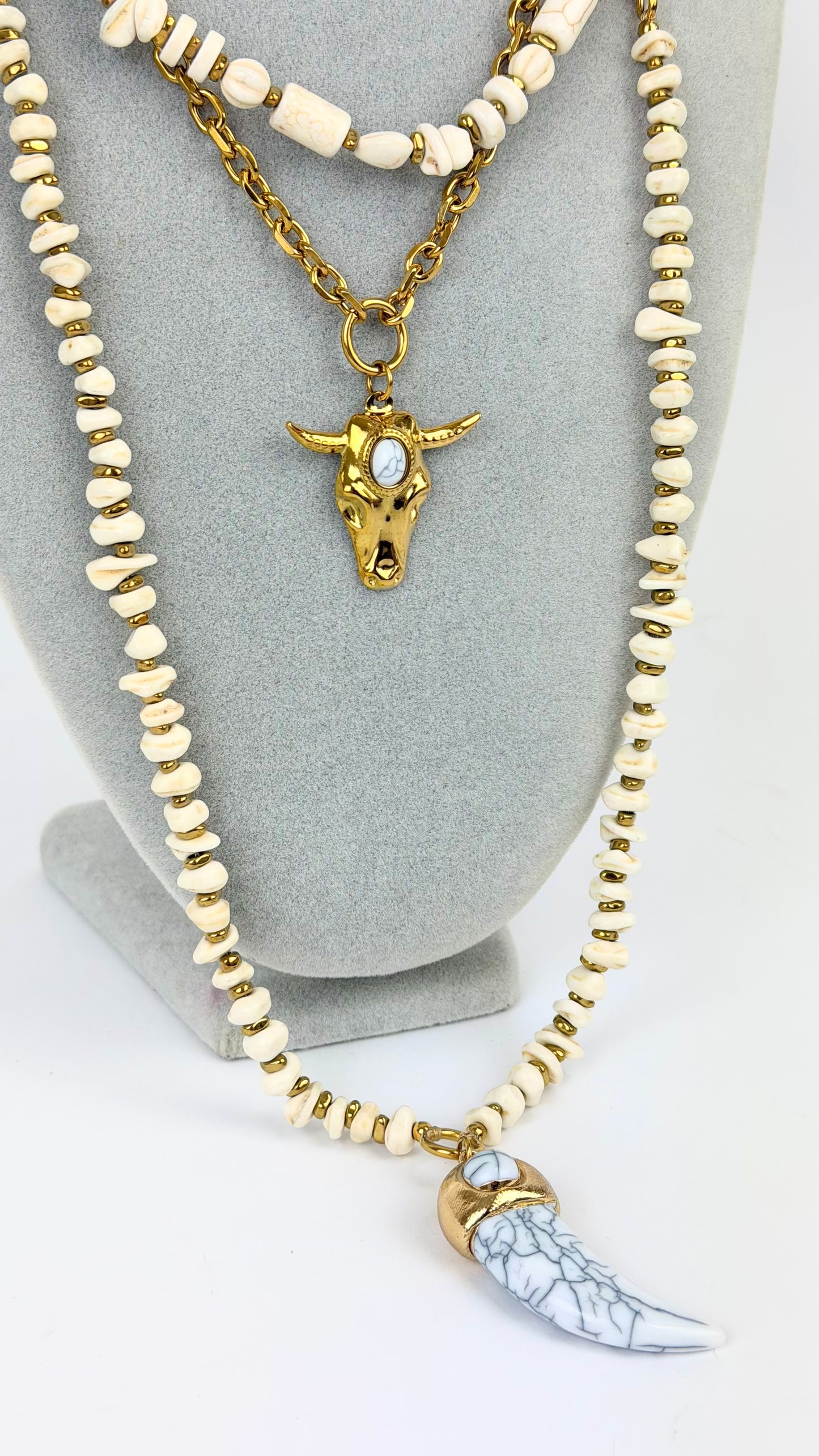Colar aço e acrílicos estilo osso pérola com pendente dourado