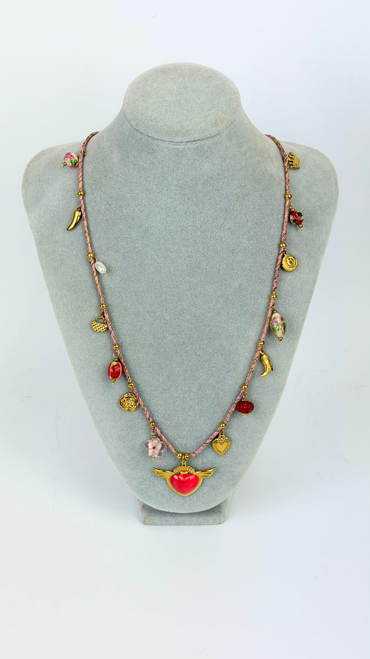 Colar aço dourado com detalhes em cor coral e pendentes