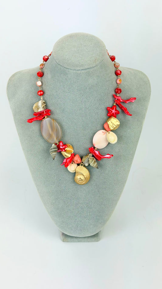 Colar motivos marinhos tons coral e dourado