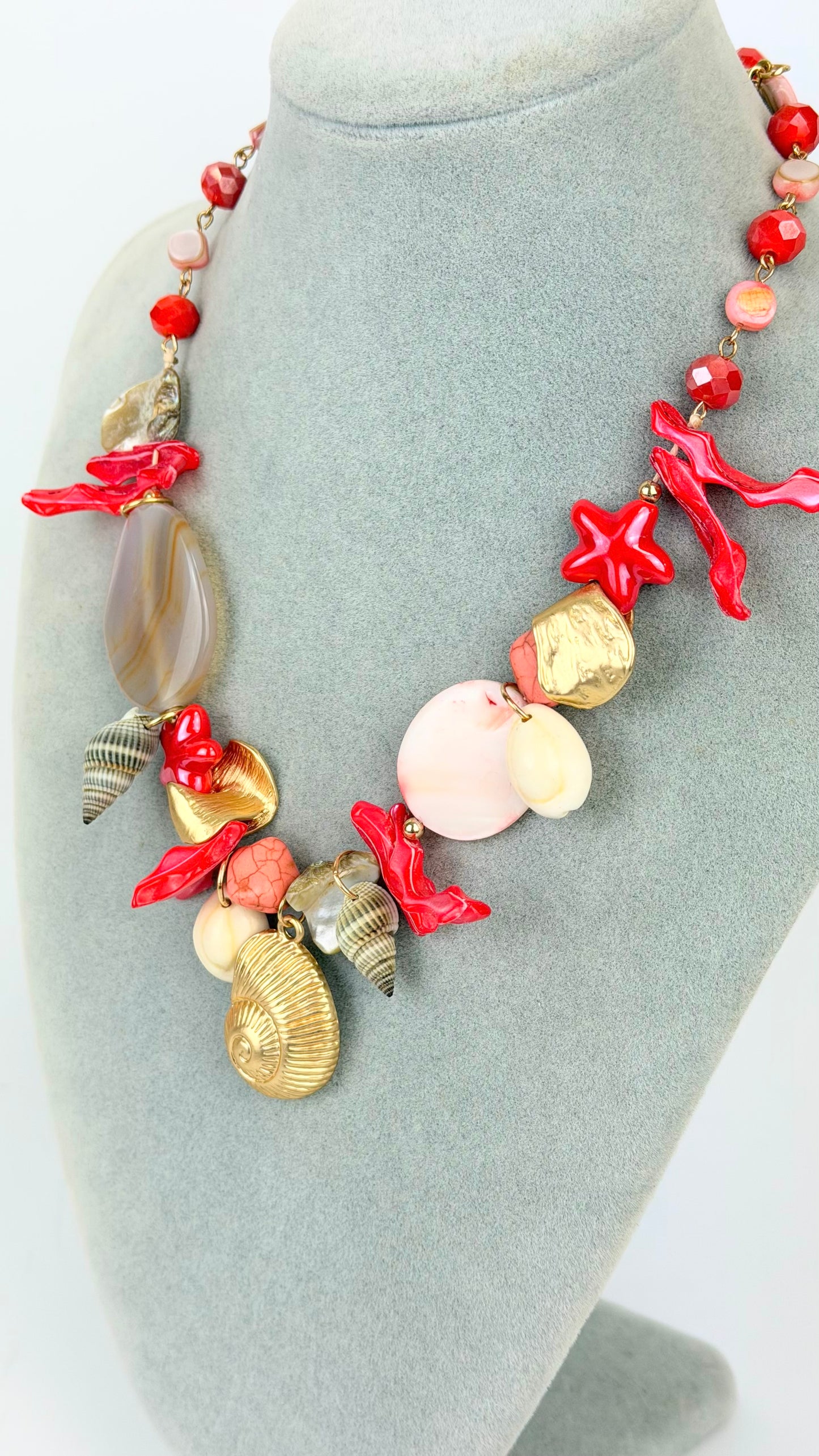 Colar motivos marinhos tons coral e dourado