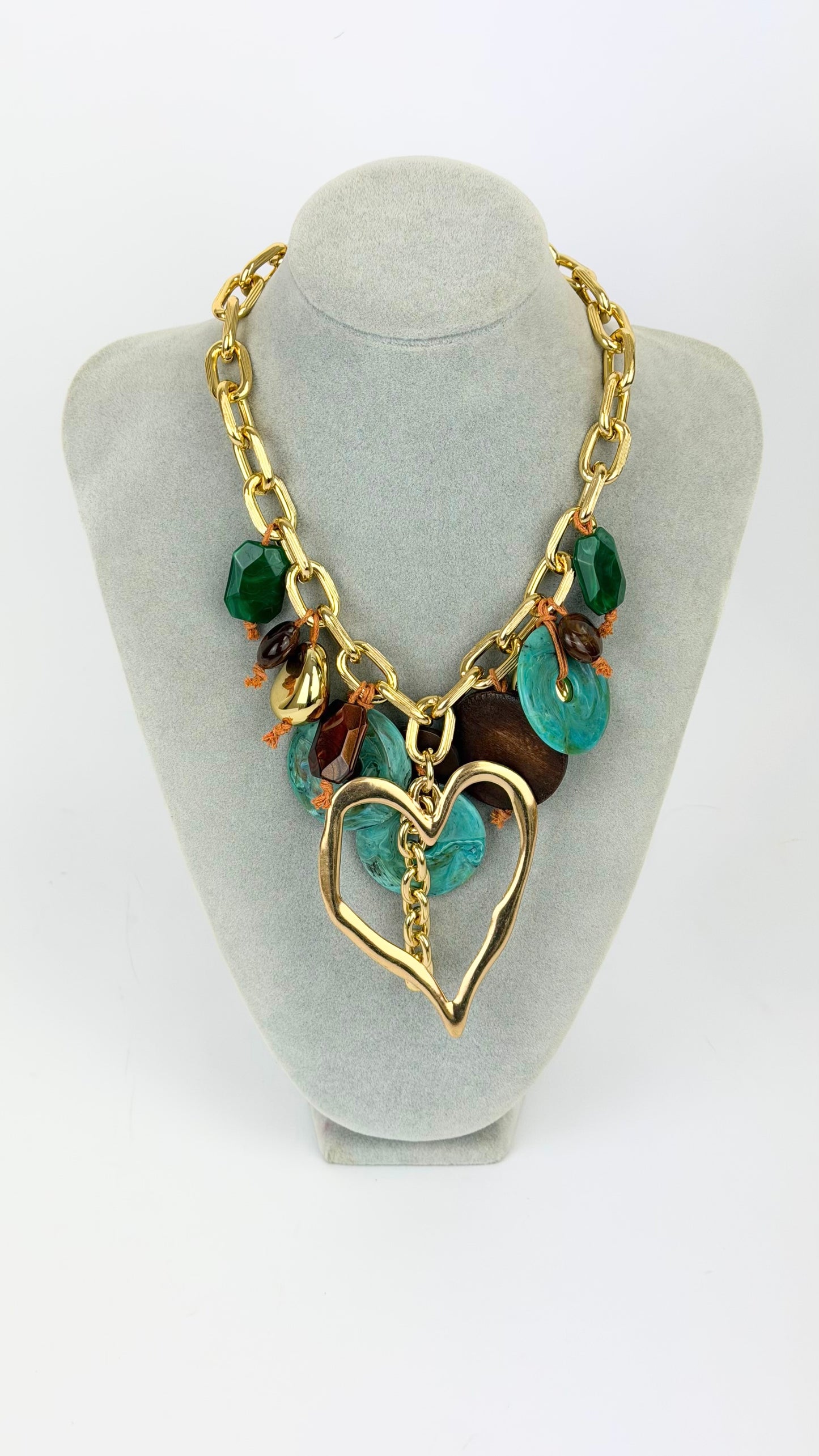 Colar corrente dourado com pendentes tons turquesa e castanho