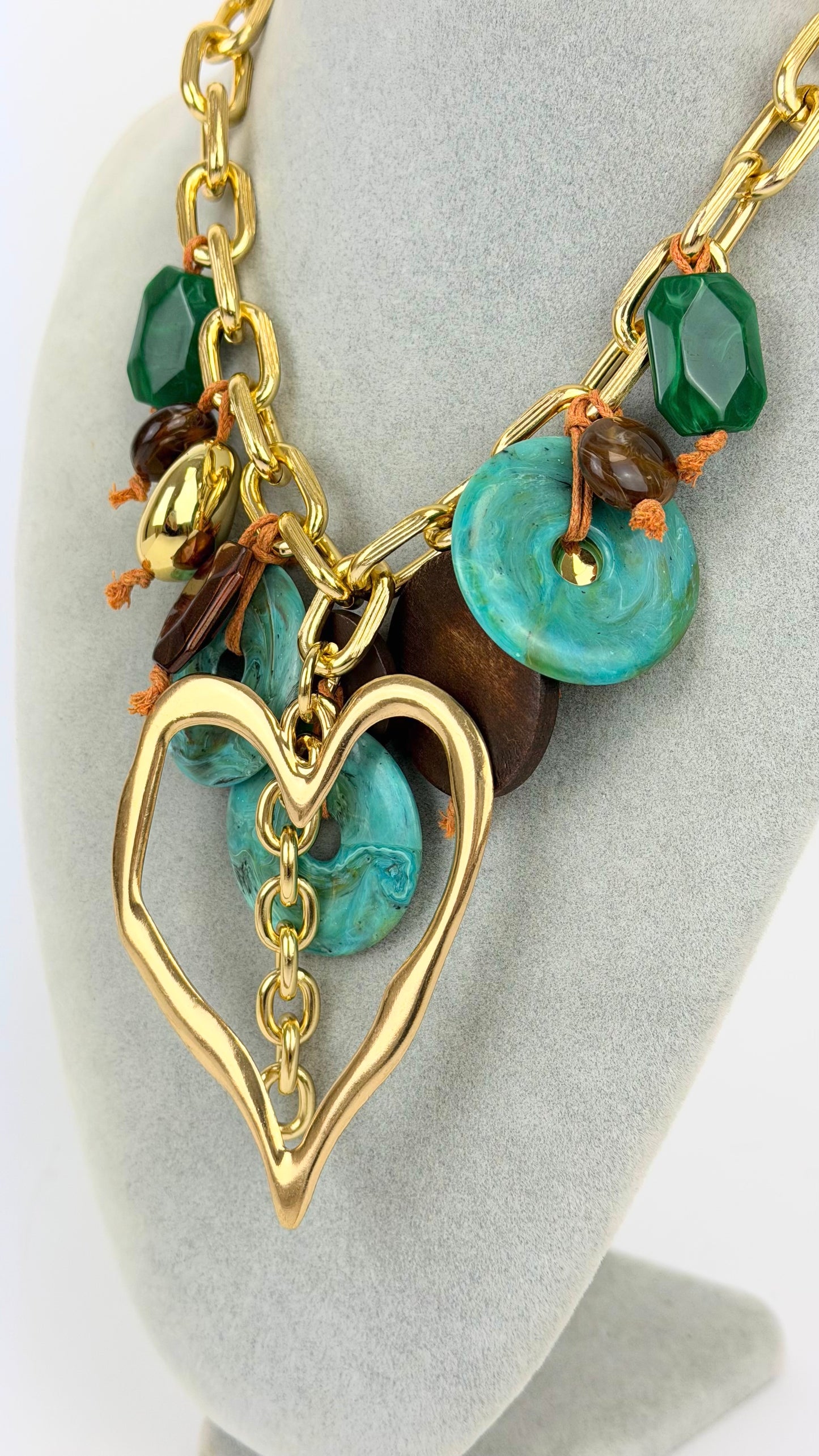Colar corrente dourado com pendentes tons turquesa e castanho
