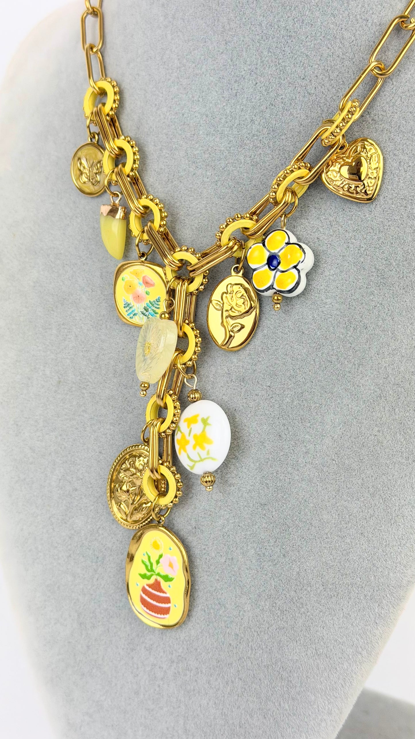 Colar aço dourado com pendentes tons amarelo
