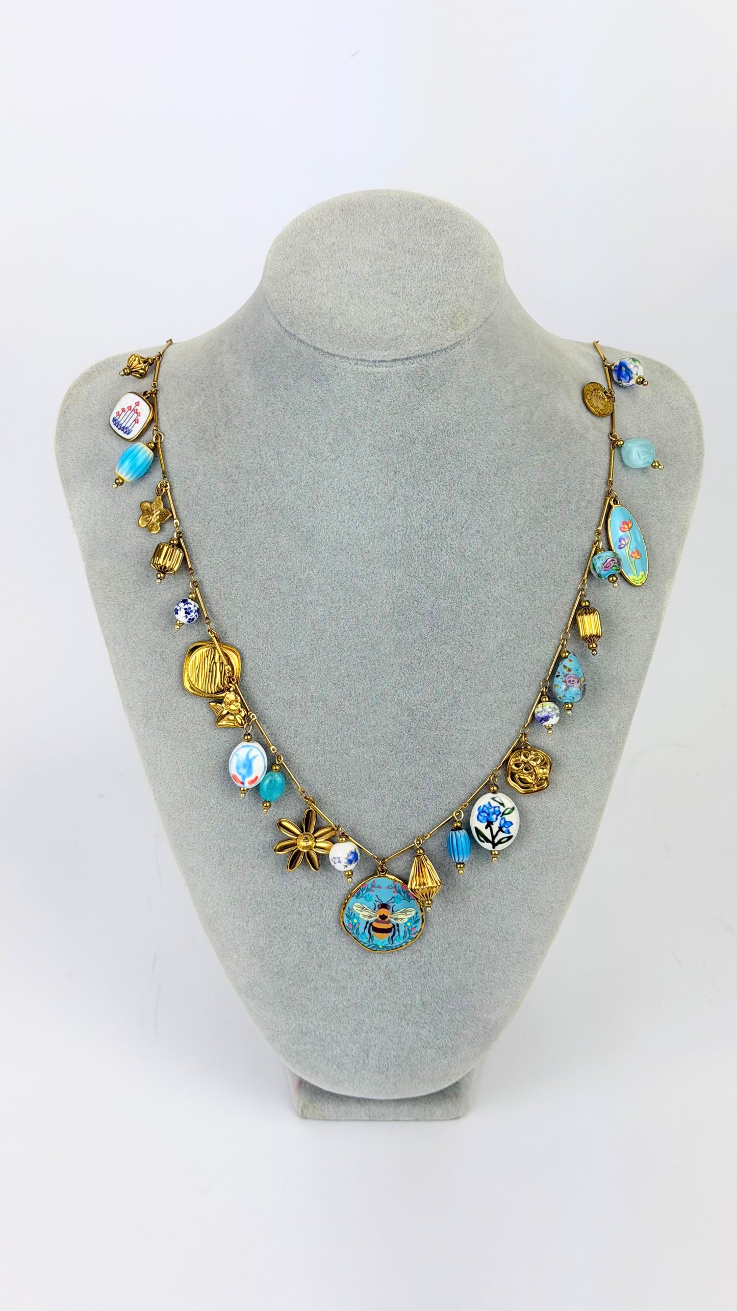 Colar aço dourado com pendentes tons azul
