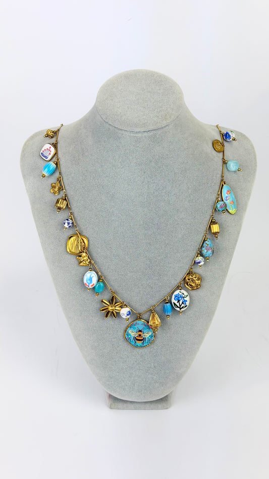 Colar aço dourado com pendentes tons azul