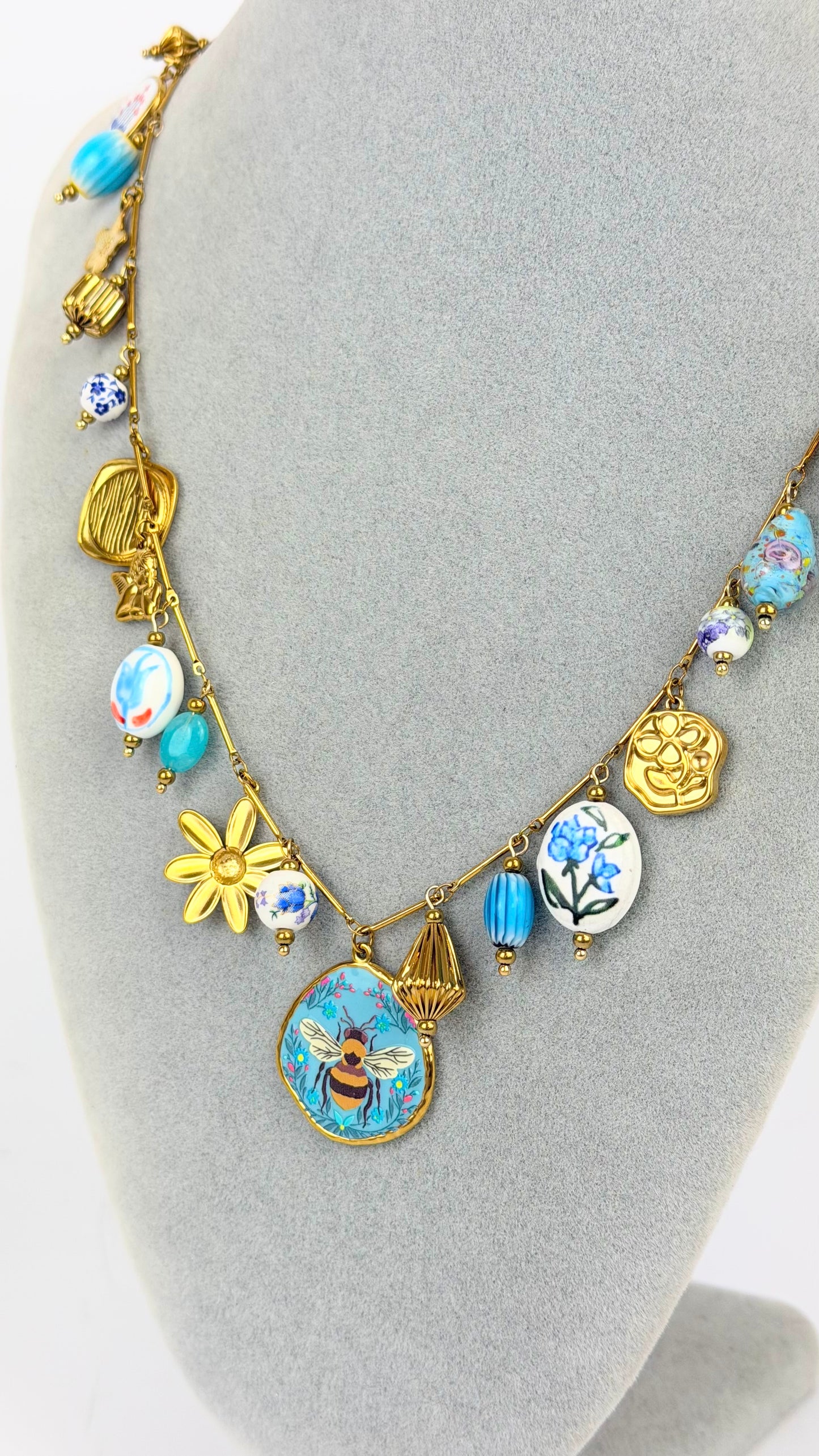 Colar aço dourado com pendentes tons azul