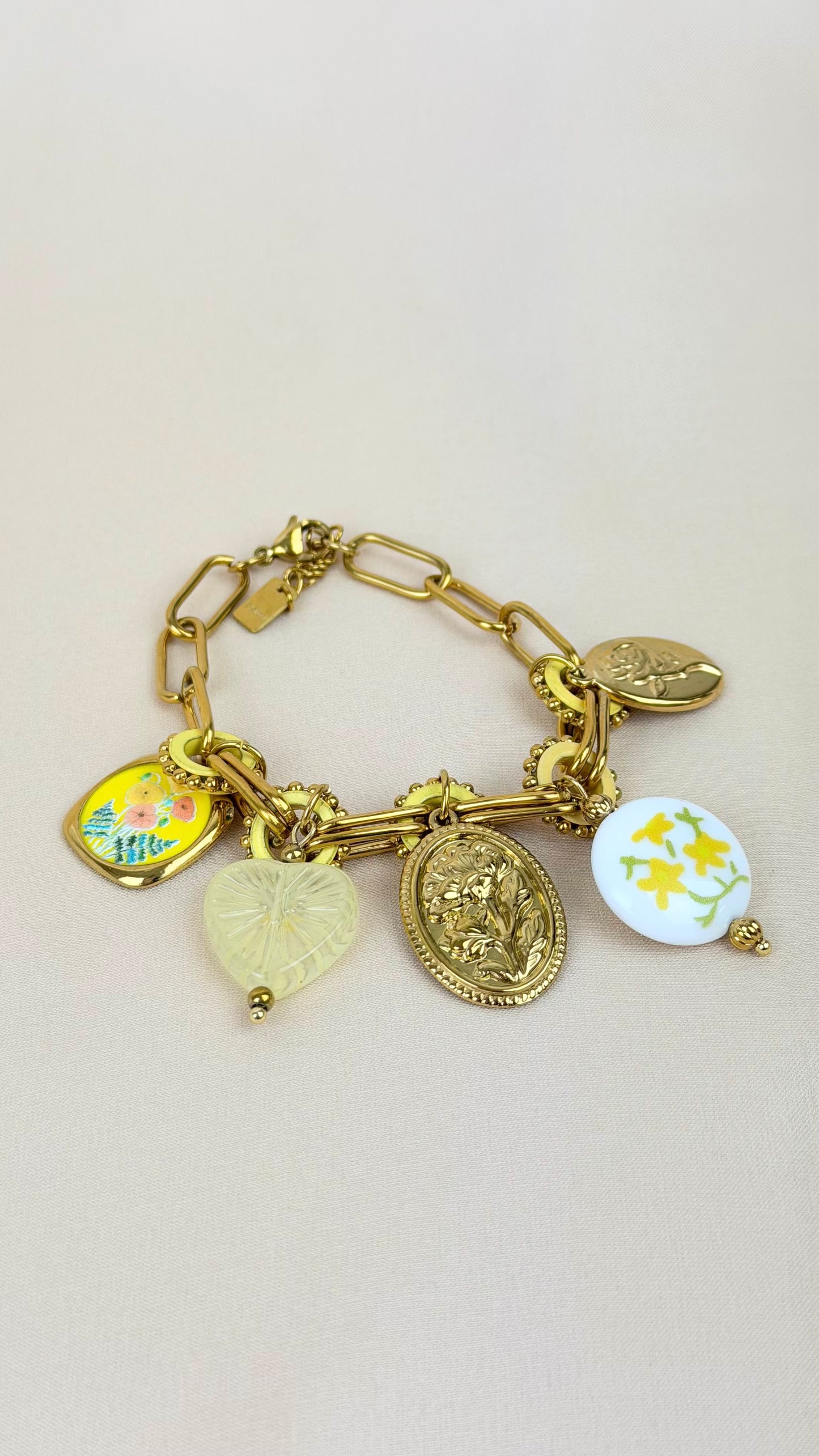 Pulseira aço dourado com pendentes tons amarelo