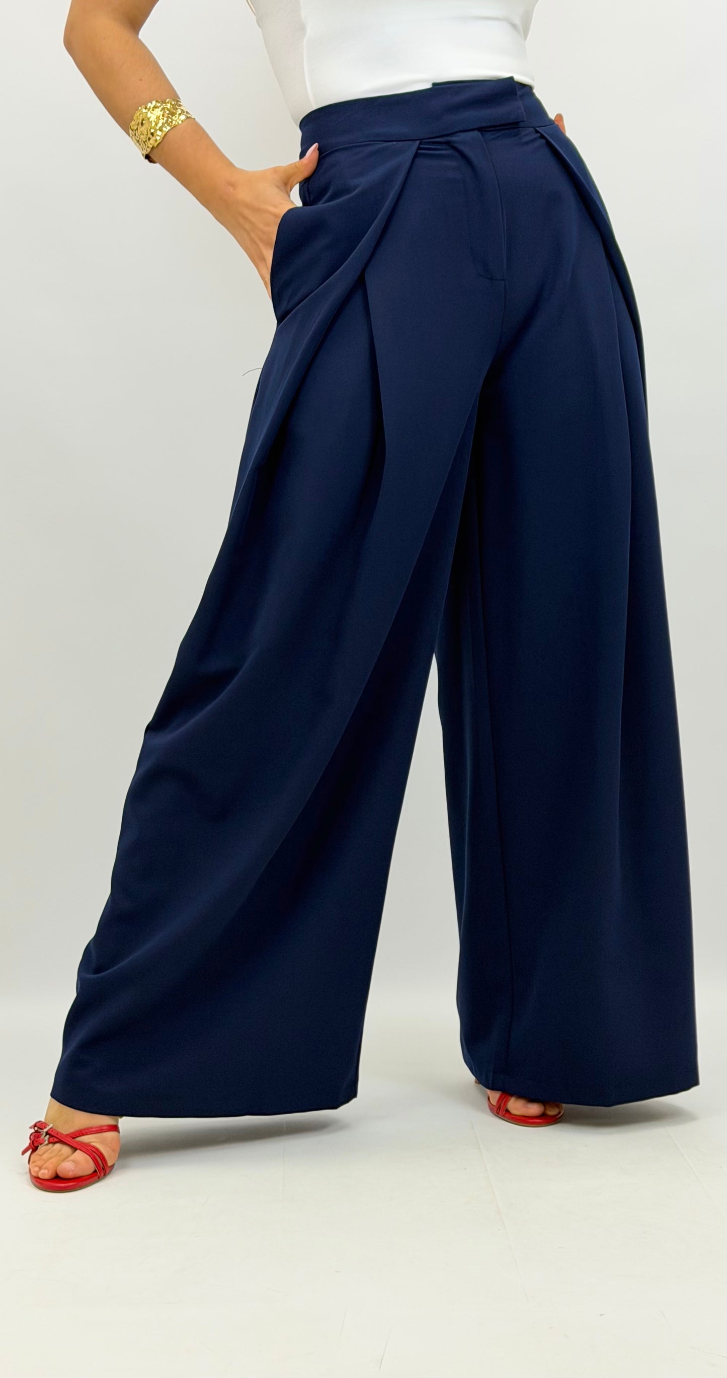 Calça clássica com pregas azul-marinho