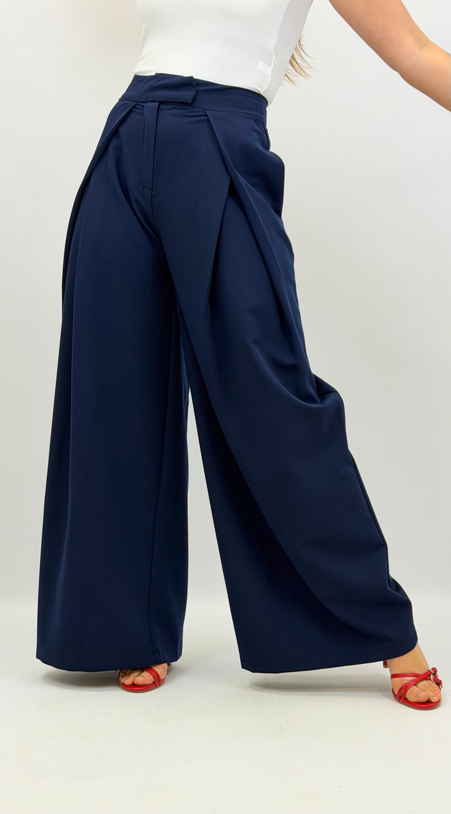 Calça clássica com pregas azul-marinho