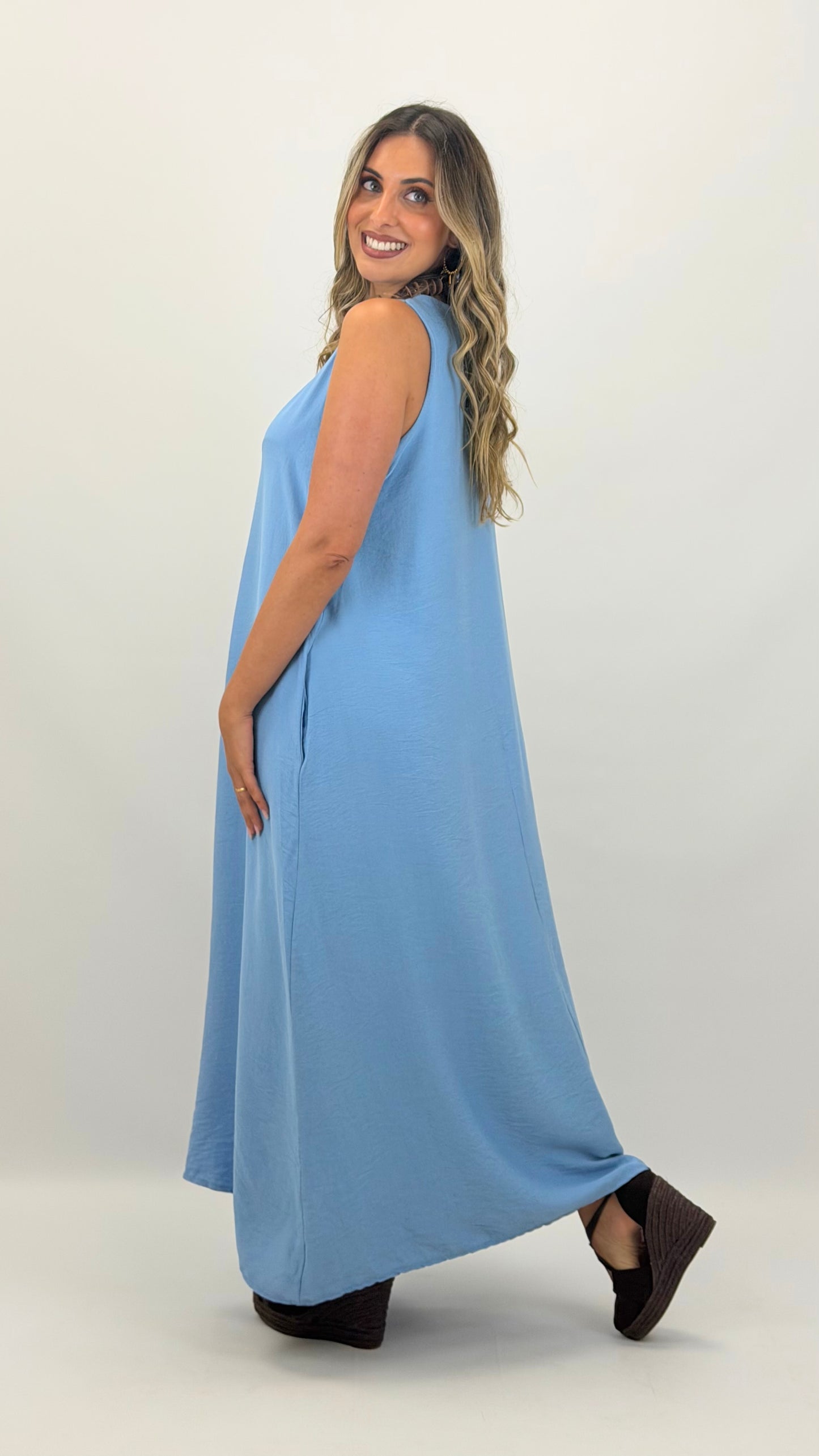 Vestido midi largo com bolsos azul-bebé