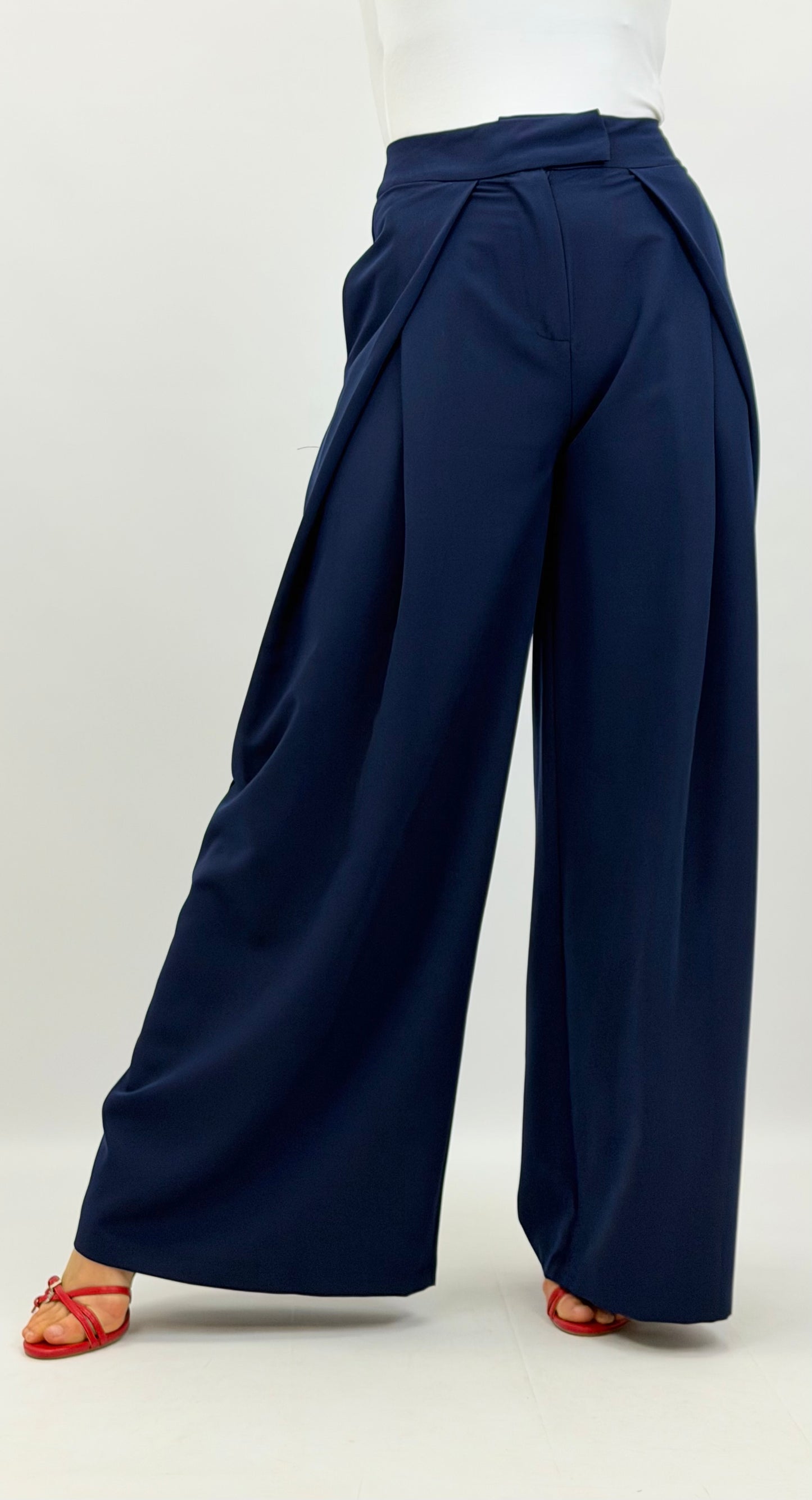 Calça clássica com pregas azul-marinho