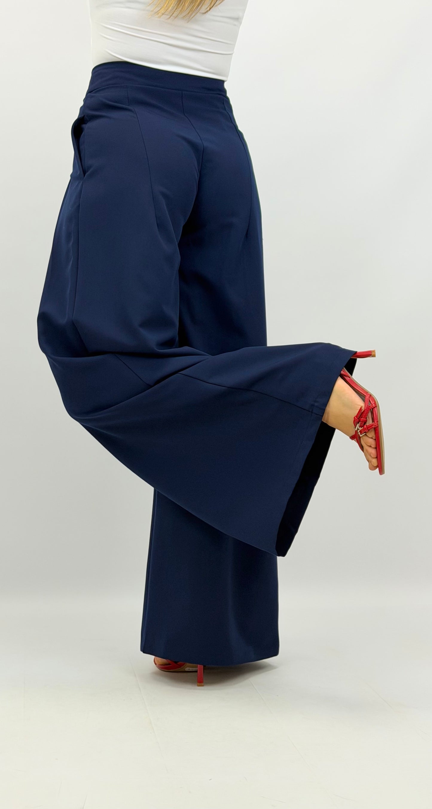 Calça clássica com pregas azul-marinho