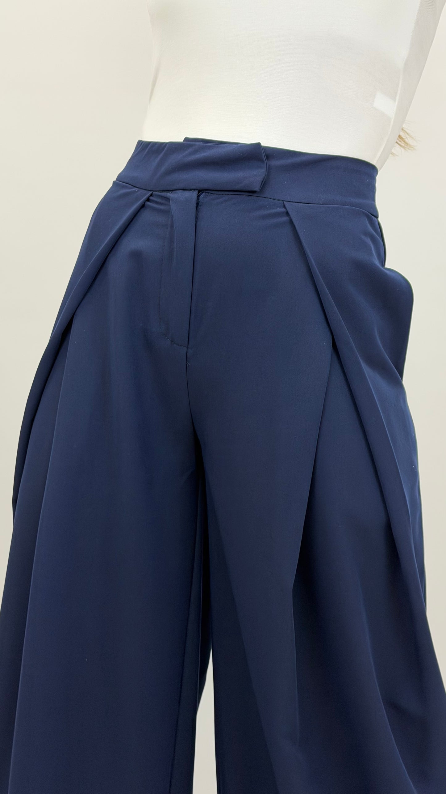 Calça clássica com pregas azul-marinho