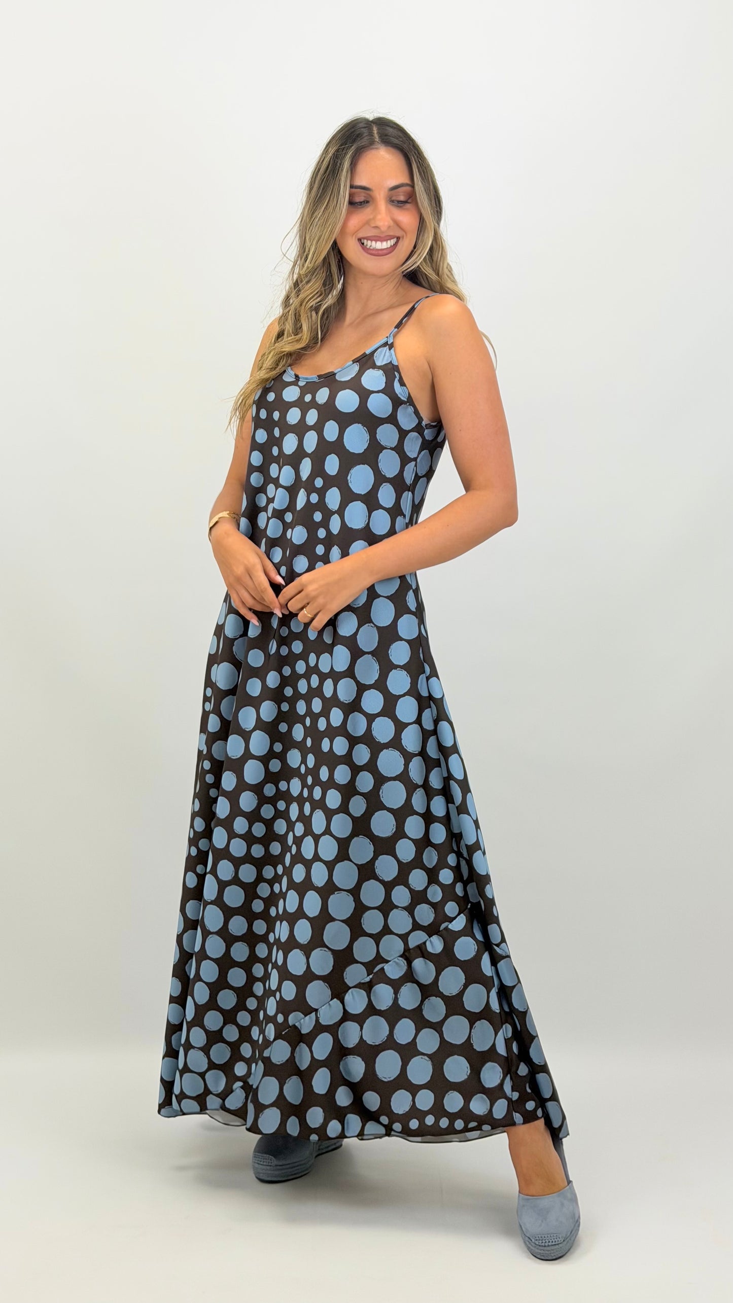 Vestido acetinado alças castanho bolas azuis