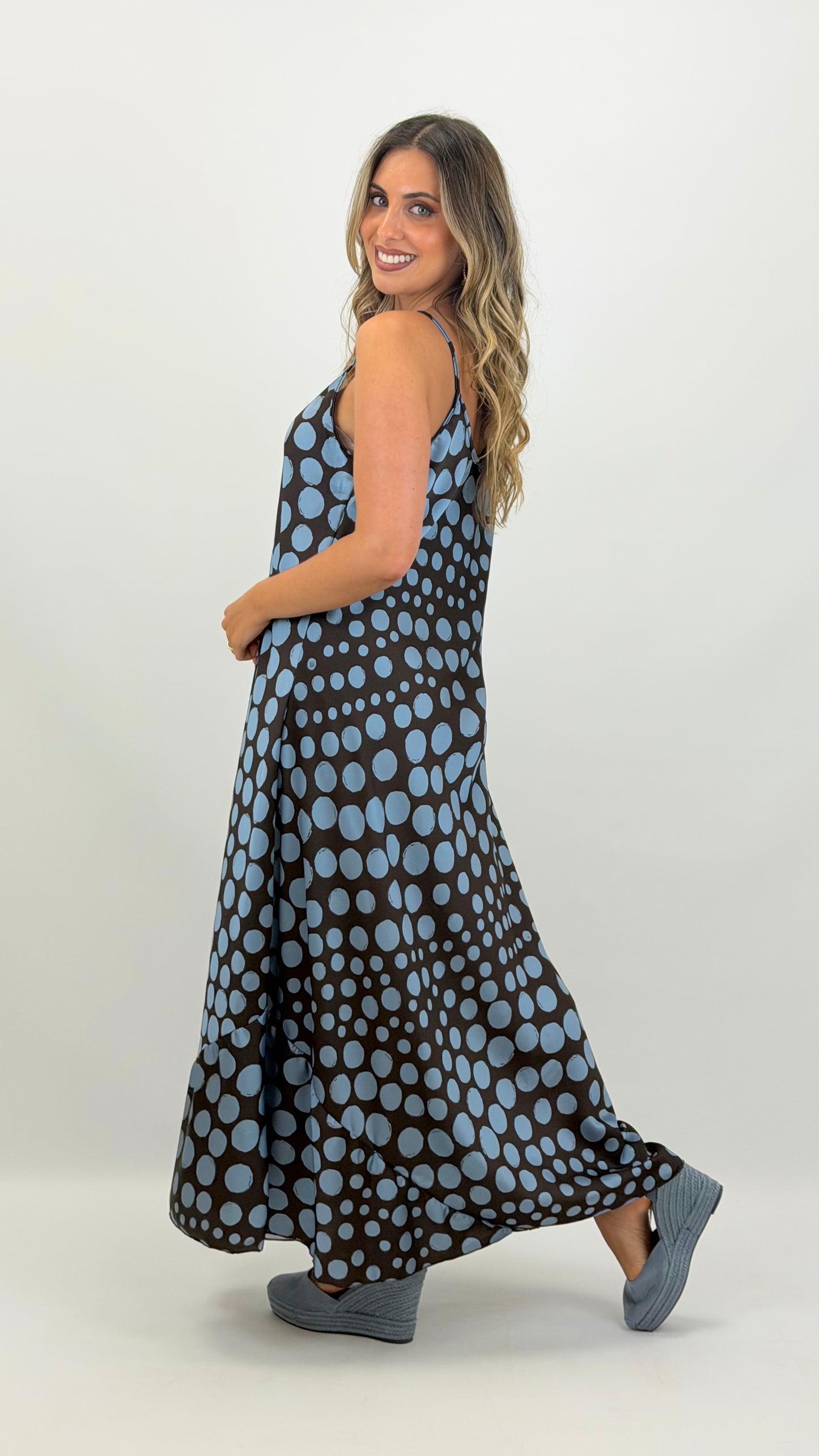 Vestido acetinado alças castanho bolas azuis