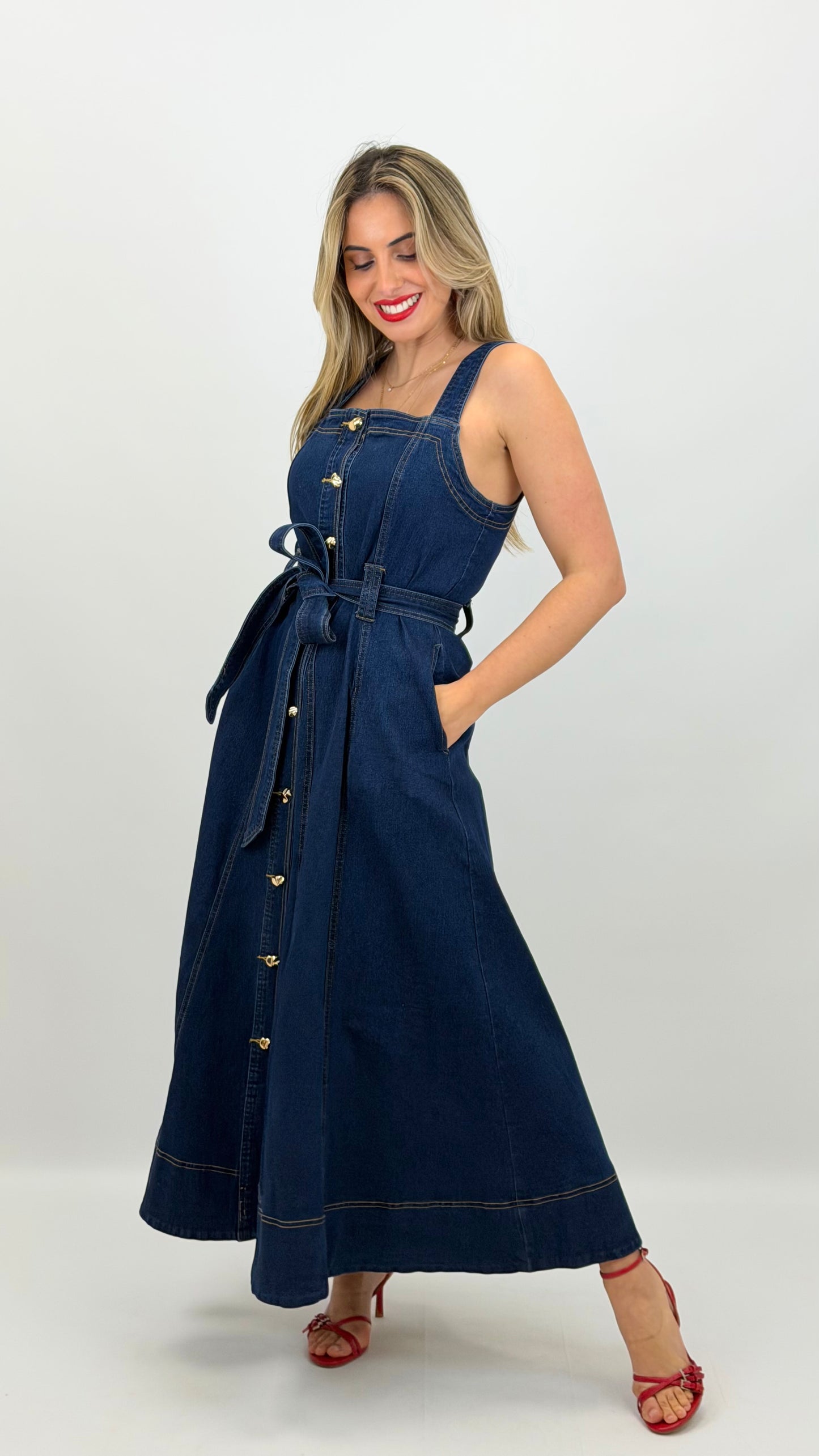 Vestido ganga midi com botões dourados
