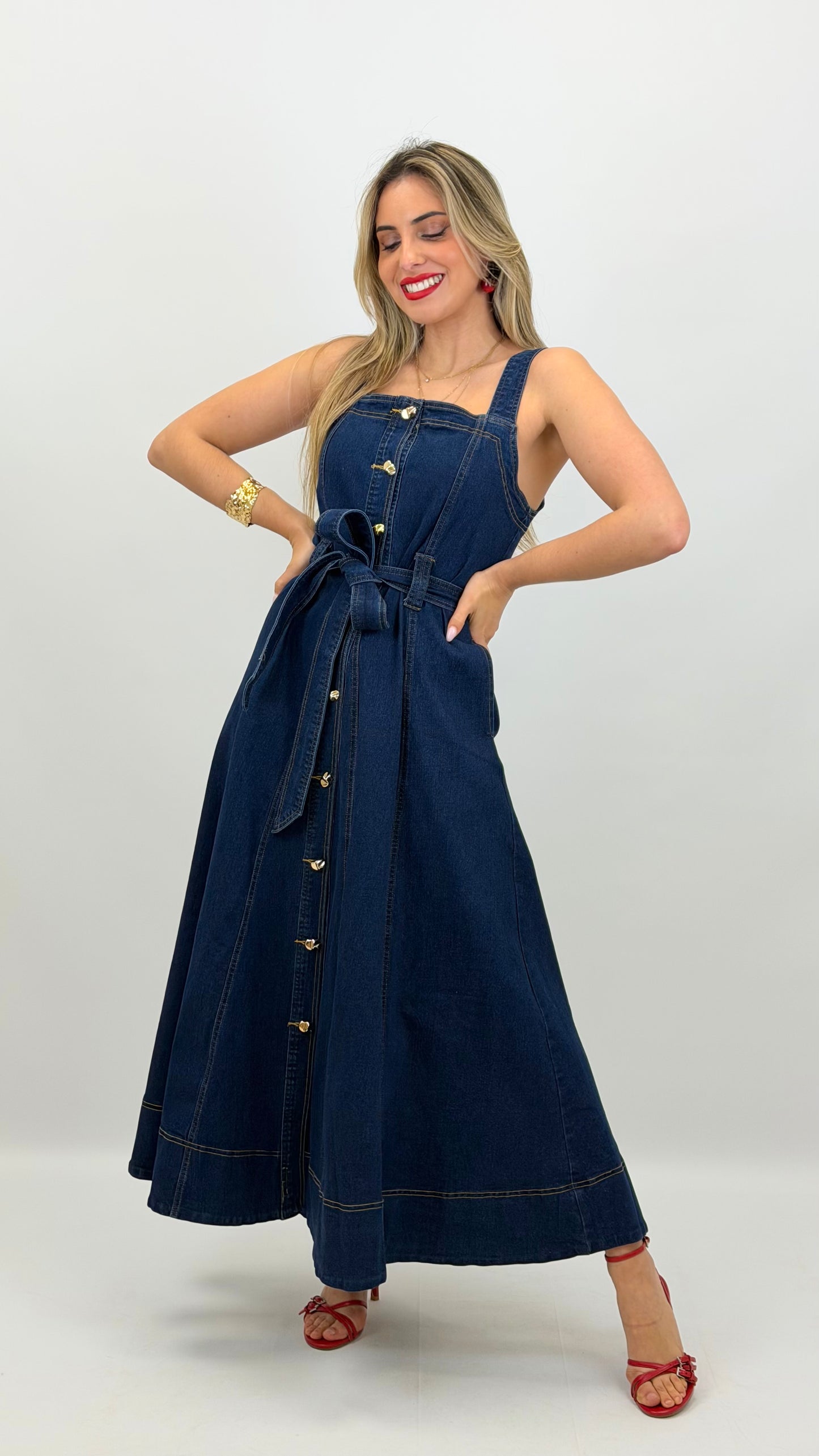 Vestido ganga midi com botões dourados