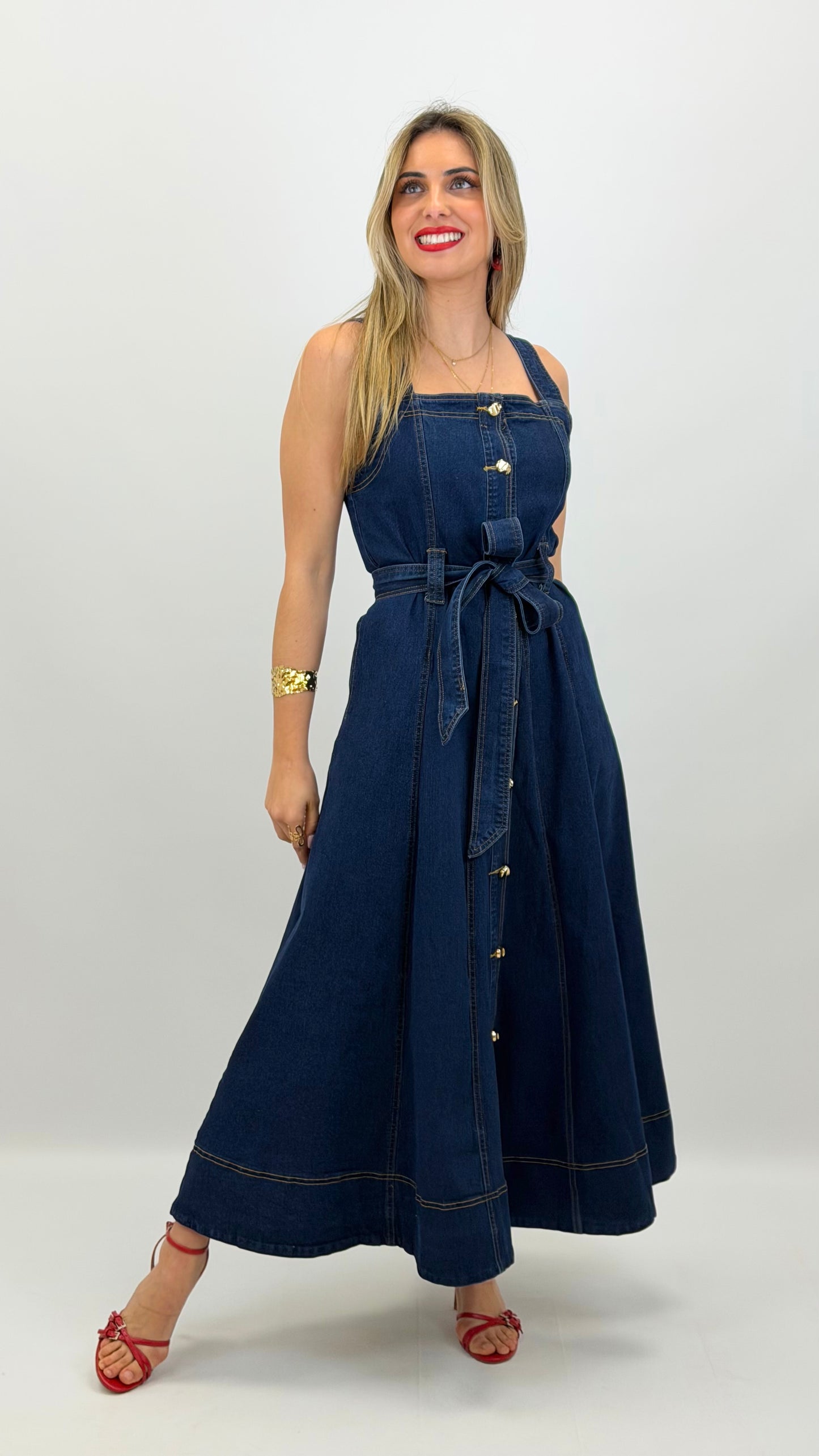 Vestido ganga midi com botões dourados