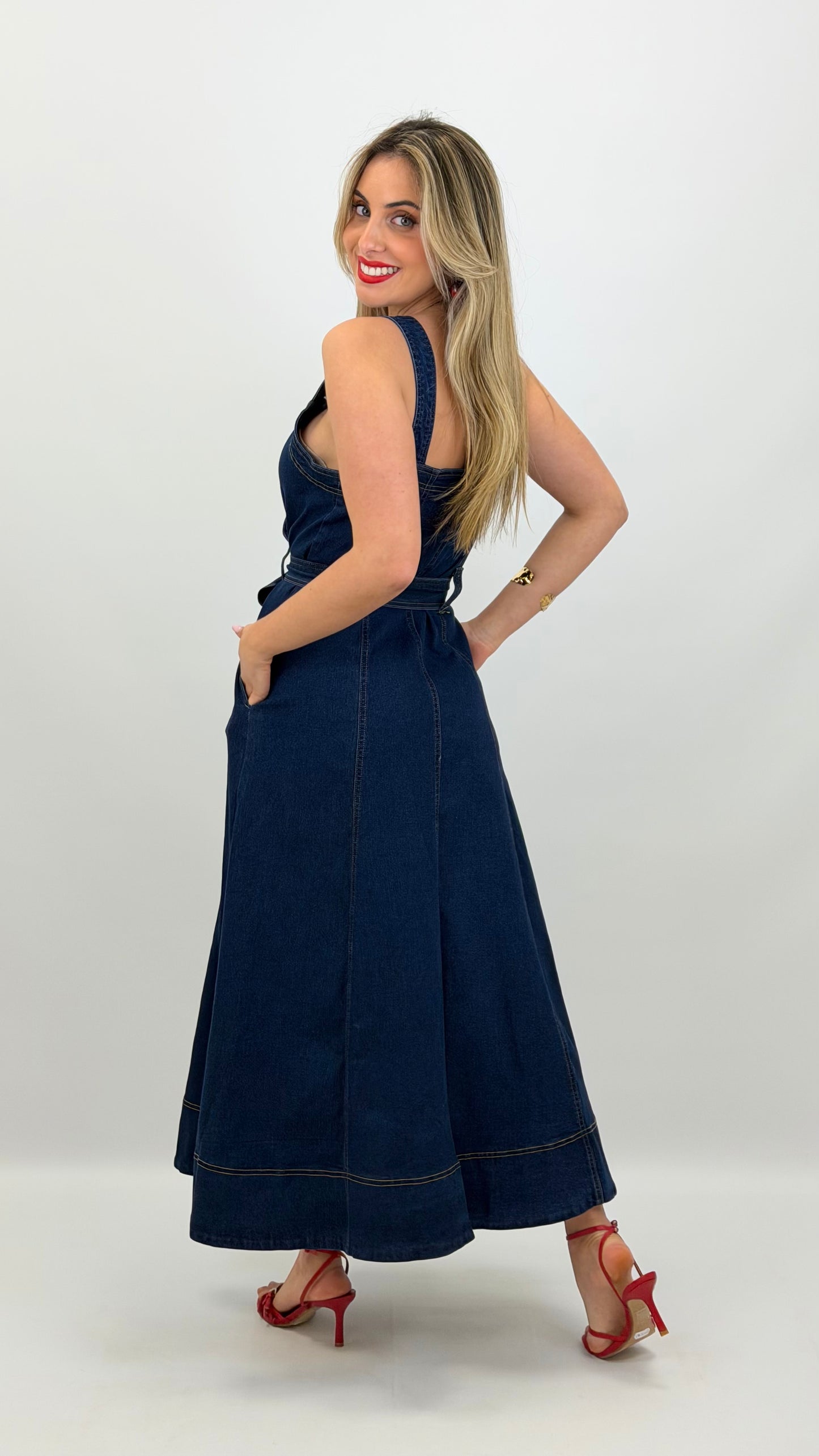 Vestido ganga midi com botões dourados
